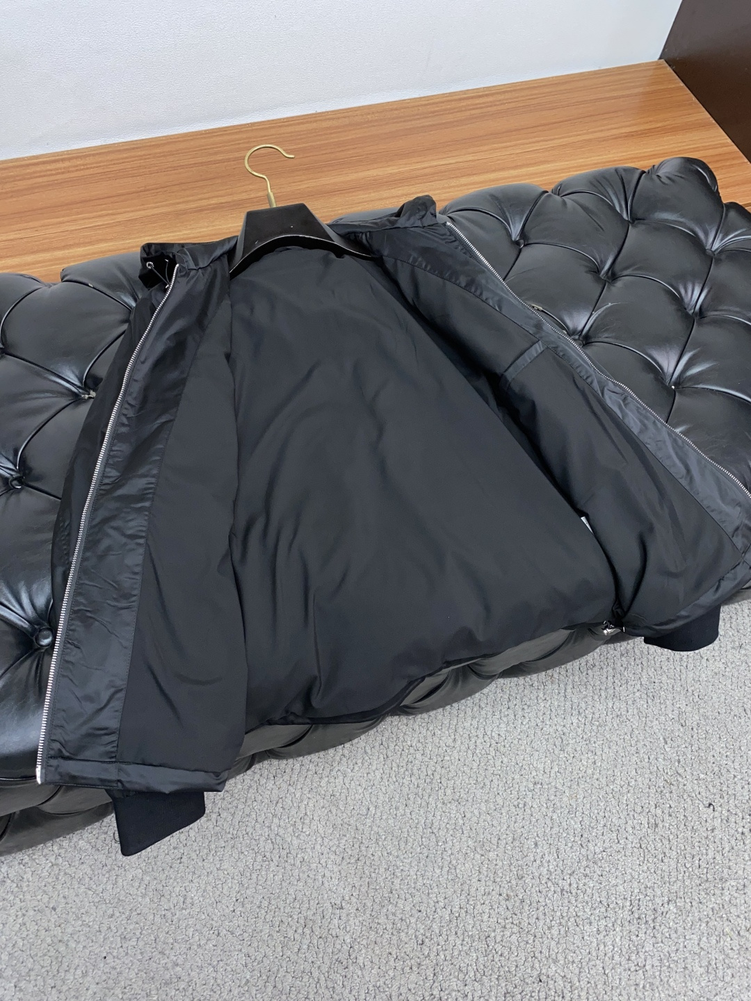  普拉达 25ss最新品 夹克连帽外套，设计帅气有型！百搭必备单品，时尚潮牌， 轻松营造酷帅氛围感 ，高