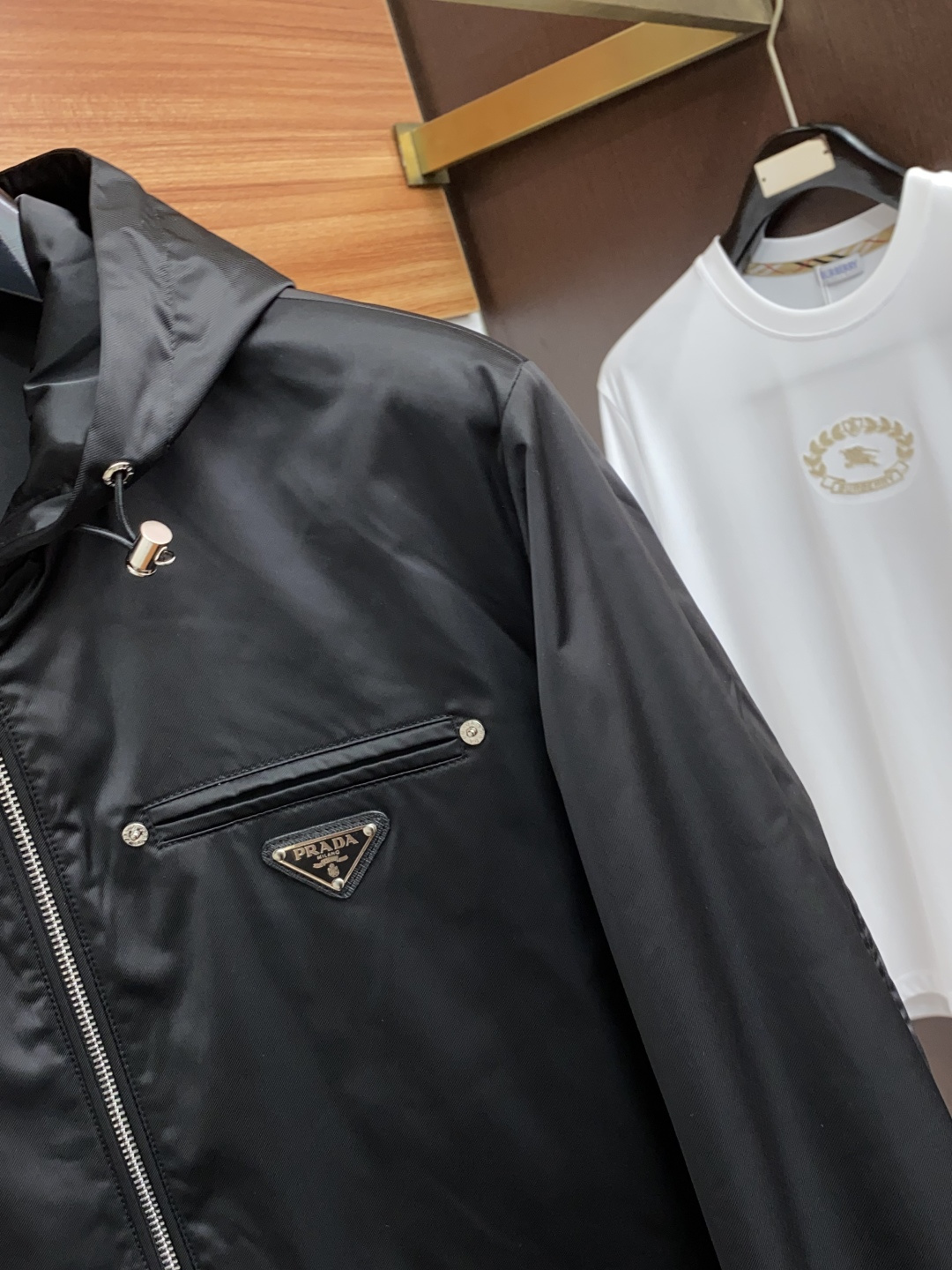  普拉达 25ss最新品 夹克连帽外套，设计帅气有型！百搭必备单品，时尚潮牌， 轻松营造酷帅氛围感 ，高