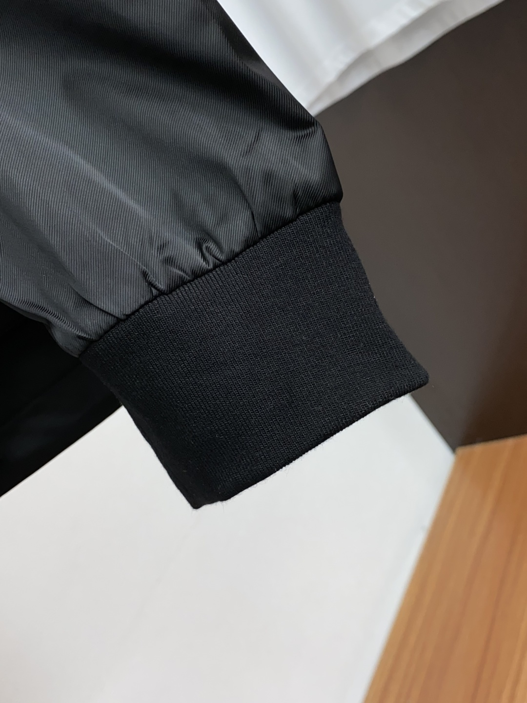  普拉达 25ss最新品 夹克连帽外套，设计帅气有型！百搭必备单品，时尚潮牌， 轻松营造酷帅氛围感 ，高