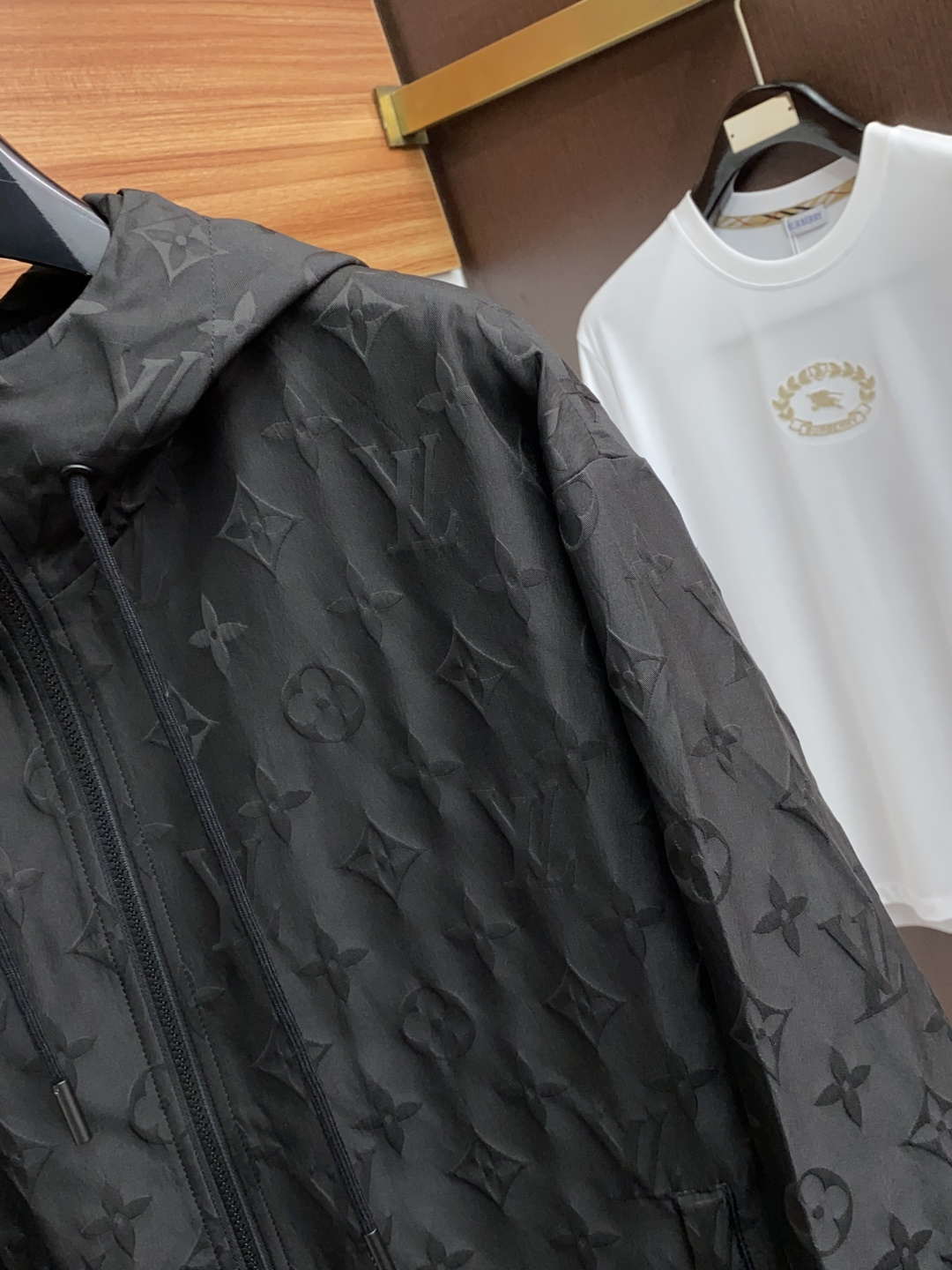  1v 路易威登 25ss最新品 驴家经典老花夹克连帽外套，设计帅气有型！百搭必备单品，时尚潮牌， 轻松