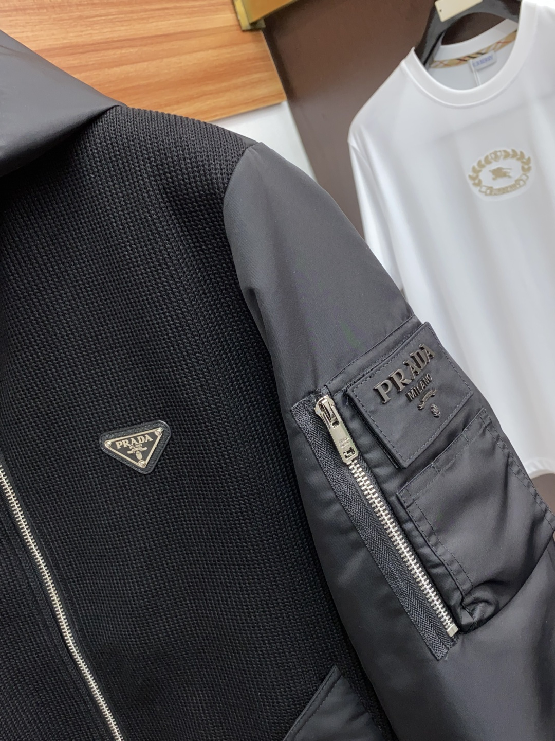  普拉达 25ss最新品 经典针织拼接夹克连帽外套，设计帅气有型！百搭必备单品，时尚潮牌， 轻松营造酷帅