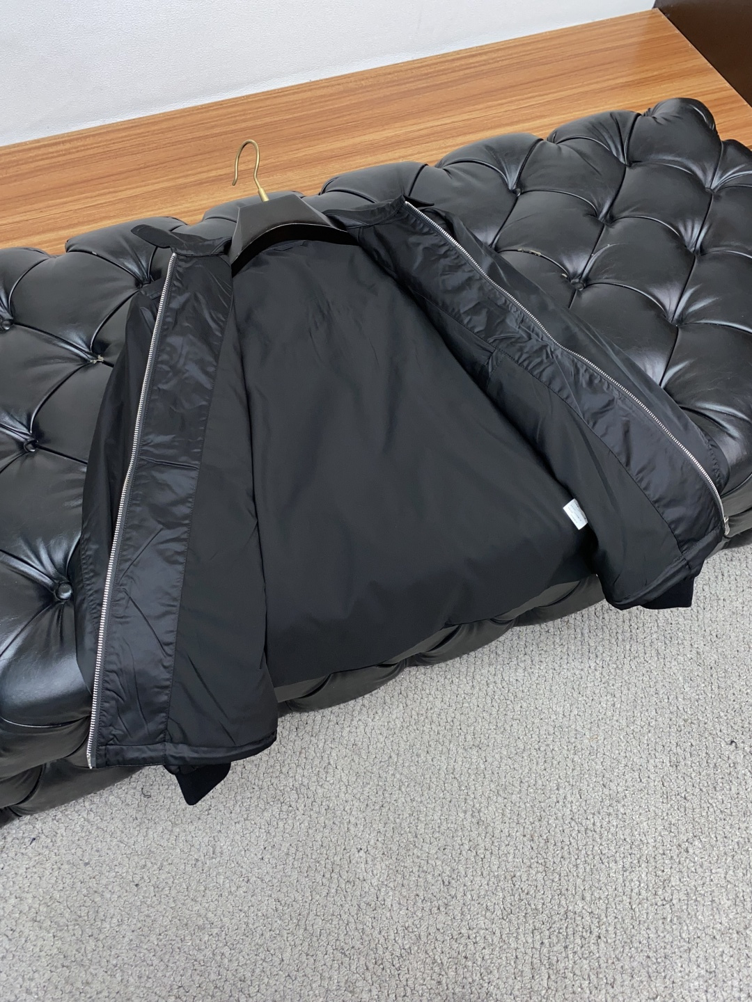  普拉达 25ss最新品 夹克翻领外套，设计帅气有型！百搭必备单品，时尚潮牌， 轻松营造酷帅氛围感 ，高