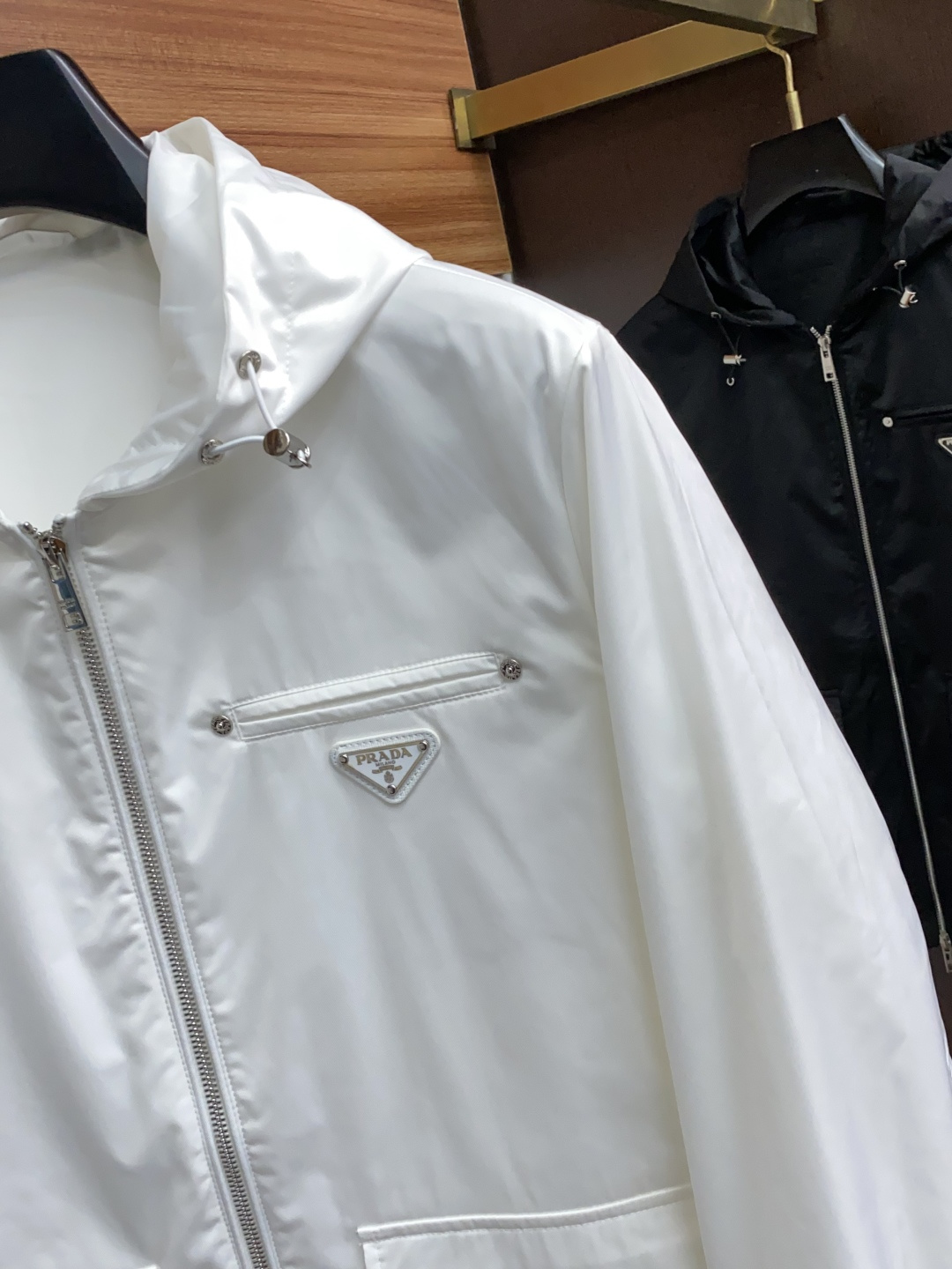  普拉达 25ss最新品 夹克连帽外套，设计帅气有型！百搭必备单品，时尚潮牌， 轻松营造酷帅氛围感 ，高