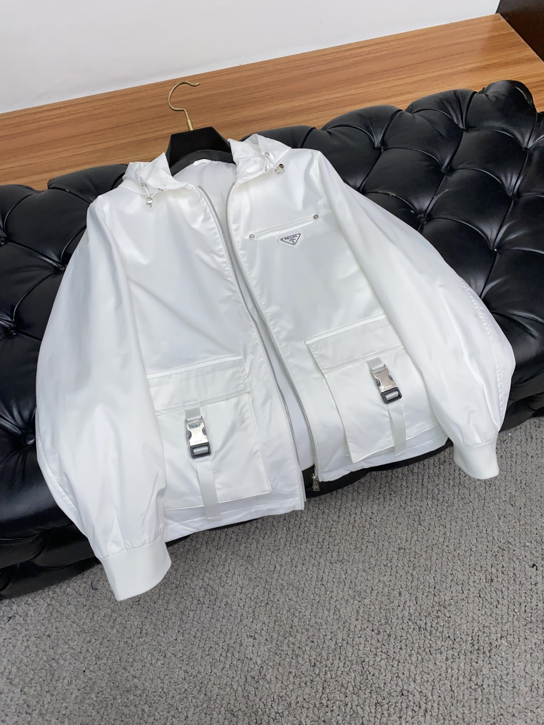 普拉达 25ss最新品 夹克连帽外套，设计帅气有型！百搭必备单品，时尚潮牌， 轻松营造酷帅氛围感 ，高