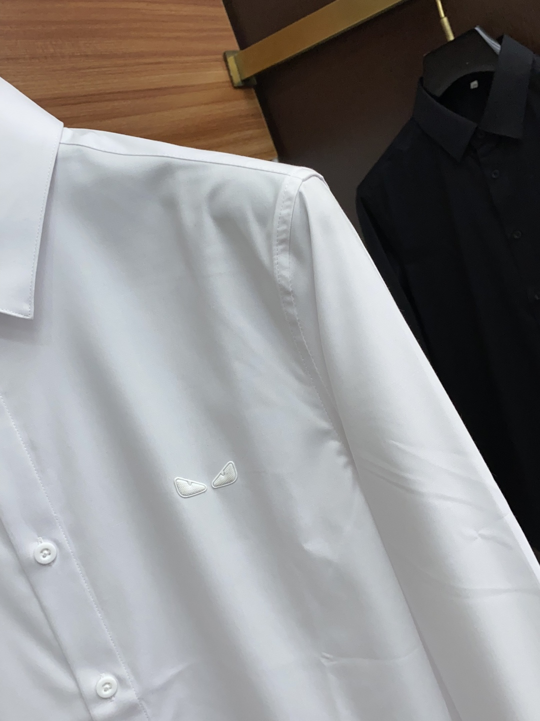  芬迪 2025 男士衬衫，商务休闲修身款衬衣！ 宜商务 宜休闲！限量新款，都市商务气质款！ 衬衫的版型