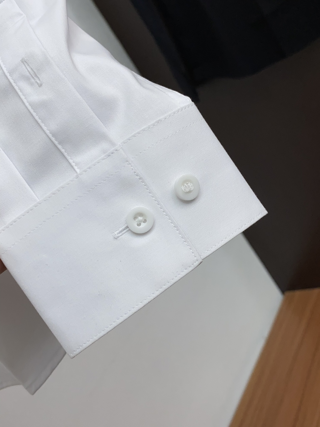  芬迪 2025 男士衬衫，商务休闲修身款衬衣！ 宜商务 宜休闲！限量新款，都市商务气质款！ 衬衫的版型