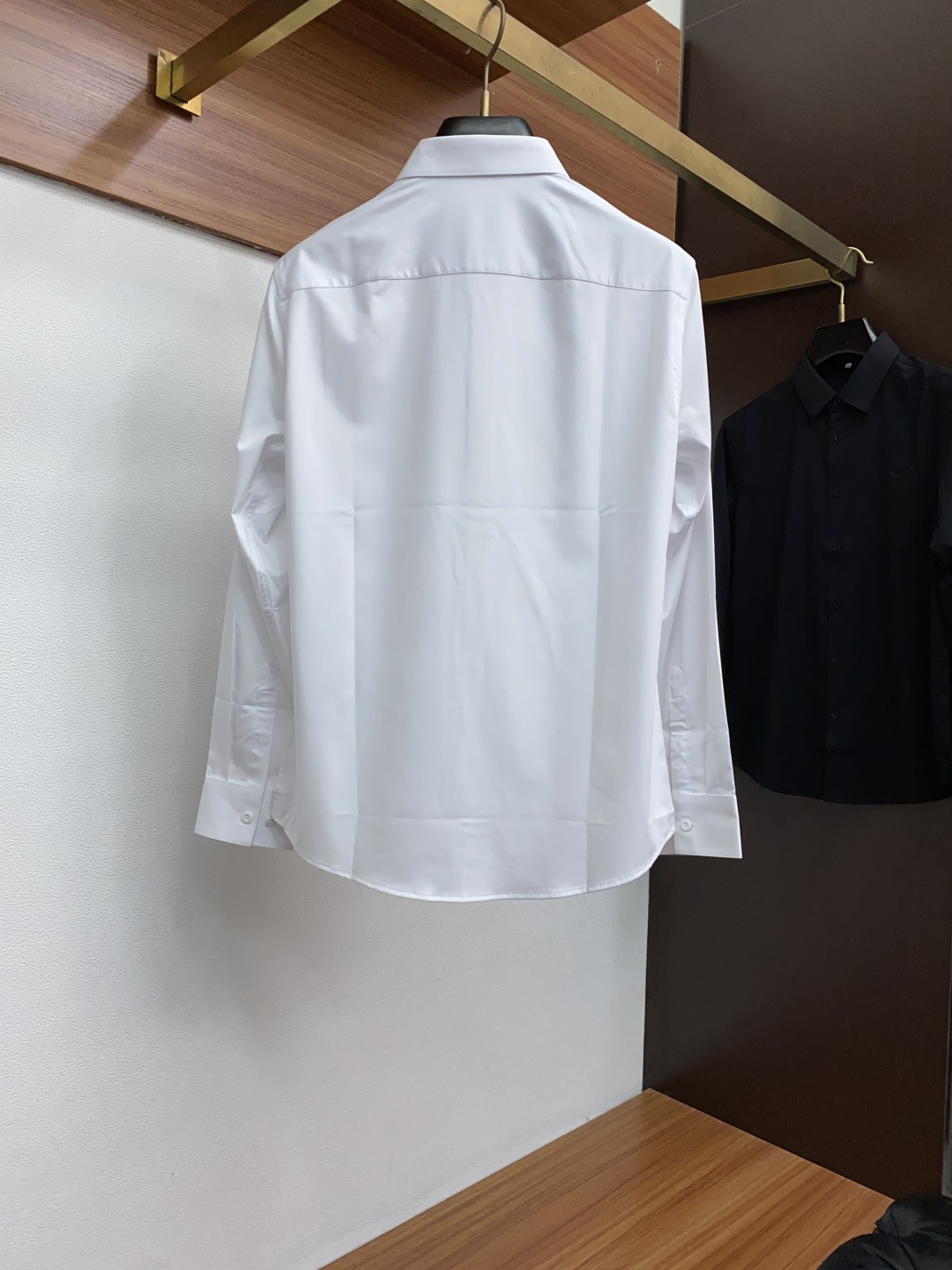  芬迪 2025 男士衬衫，商务休闲修身款衬衣！ 宜商务 宜休闲！限量新款，都市商务气质款！ 衬衫的版型