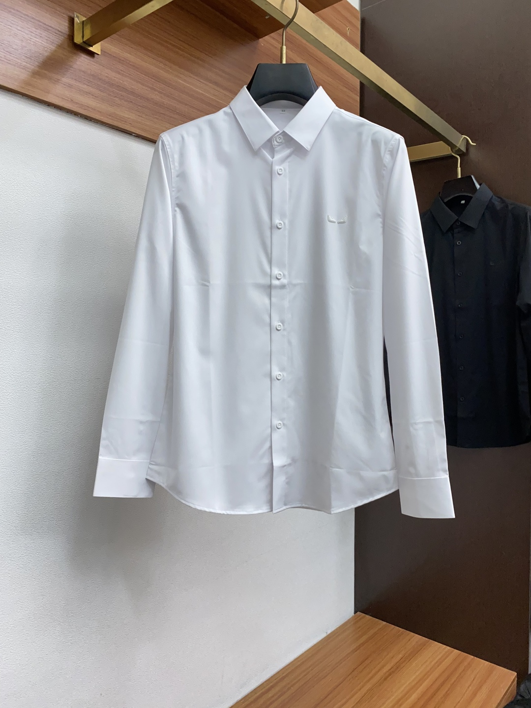  芬迪 2025 男士衬衫，商务休闲修身款衬衣！ 宜商务 宜休闲！限量新款，都市商务气质款！ 衬衫的版型