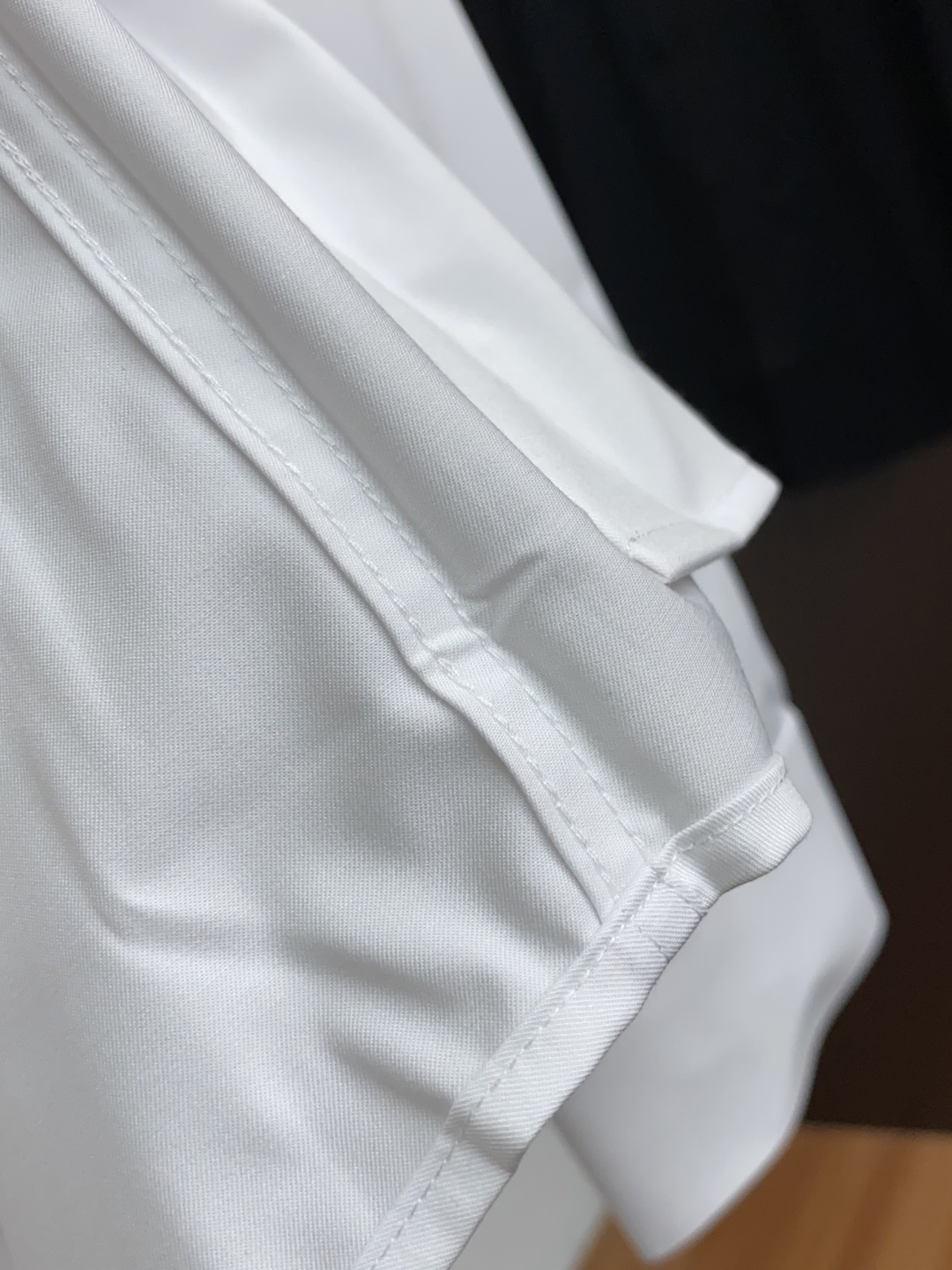  芬迪 2025 男士衬衫，商务休闲修身款衬衣！ 宜商务 宜休闲！限量新款，都市商务气质款！ 衬衫的版型