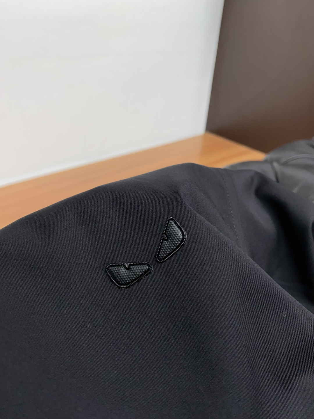  芬迪 2025 男士衬衫，商务休闲修身款衬衣！ 宜商务 宜休闲！限量新款，都市商务气质款！ 衬衫的版型