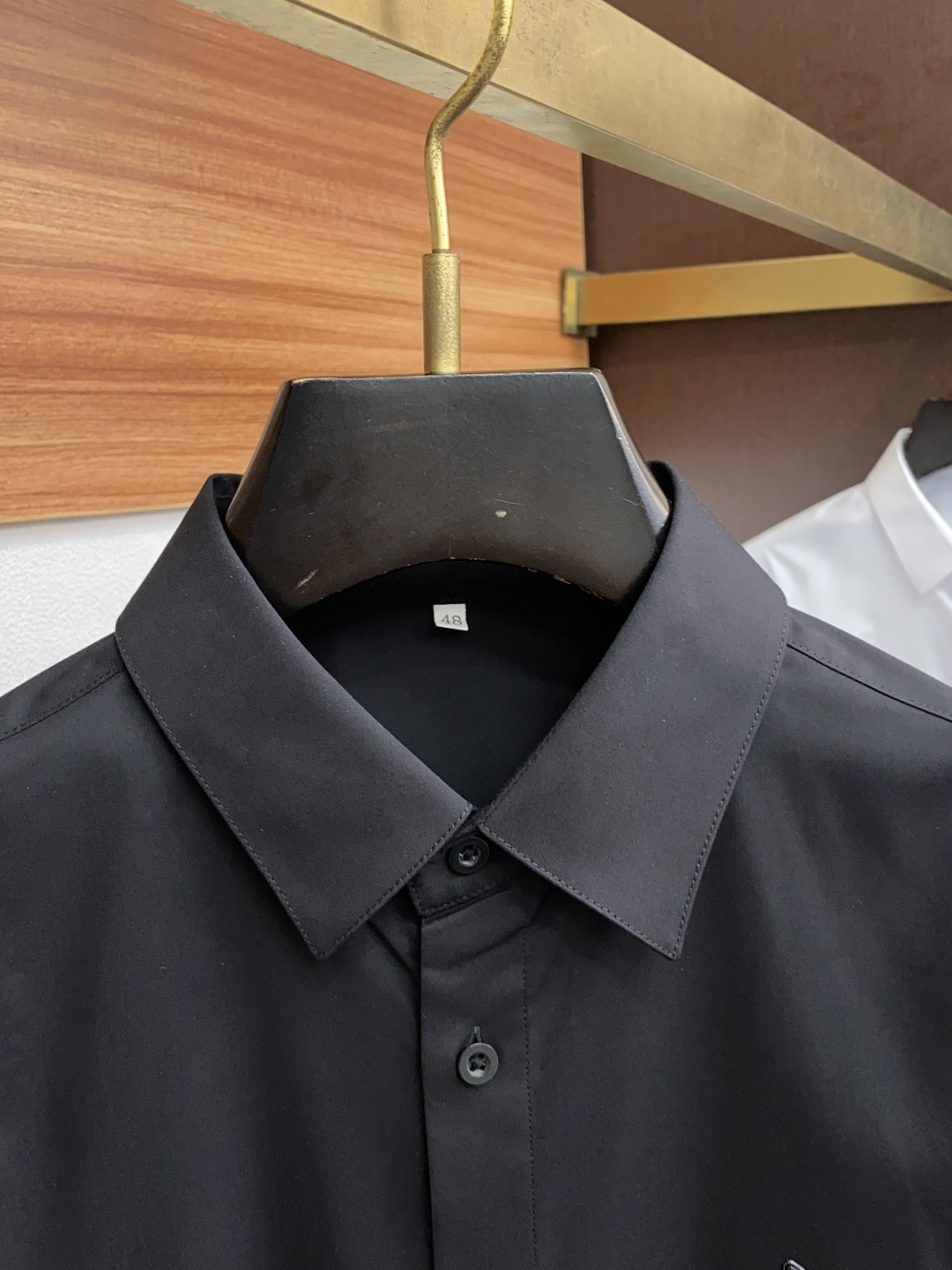  芬迪 2025 男士衬衫，商务休闲修身款衬衣！ 宜商务 宜休闲！限量新款，都市商务气质款！ 衬衫的版型