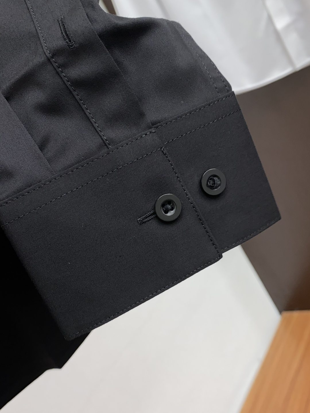  芬迪 2025 男士衬衫，商务休闲修身款衬衣！ 宜商务 宜休闲！限量新款，都市商务气质款！ 衬衫的版型