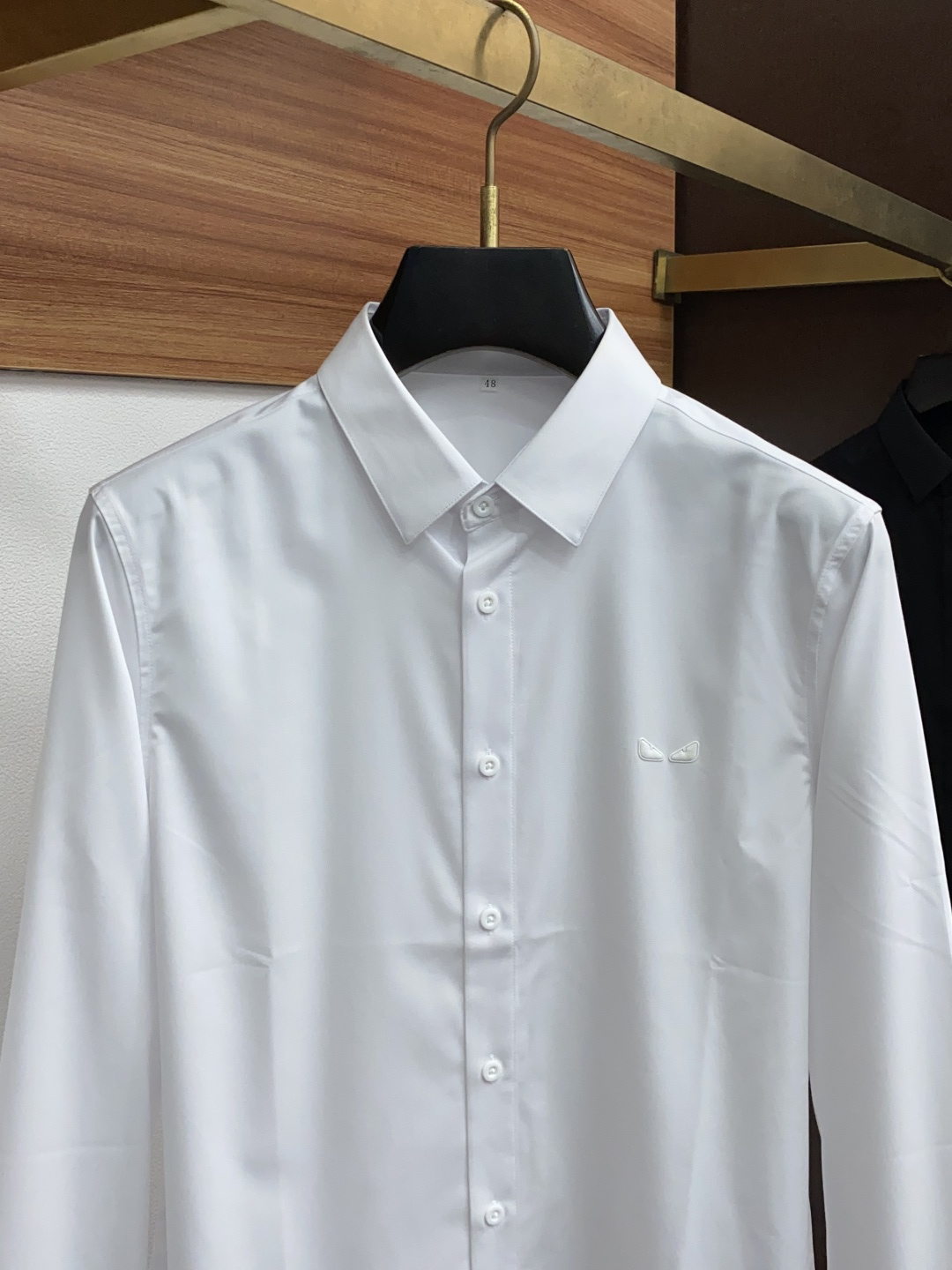  芬迪 2025 男士衬衫，商务休闲修身款衬衣！ 宜商务 宜休闲！限量新款，都市商务气质款！ 衬衫的版型