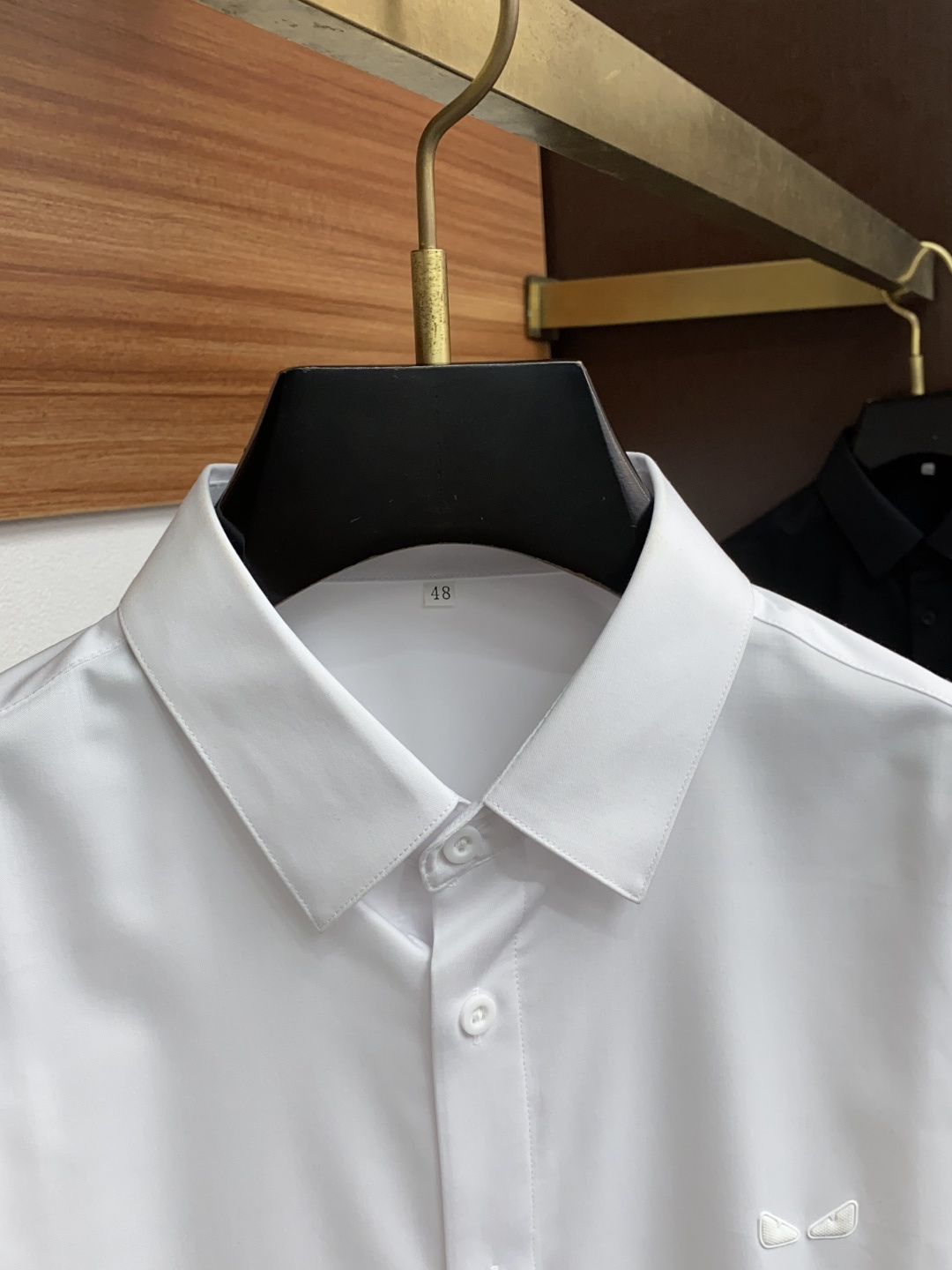  芬迪 2025 男士衬衫，商务休闲修身款衬衣！ 宜商务 宜休闲！限量新款，都市商务气质款！ 衬衫的版型