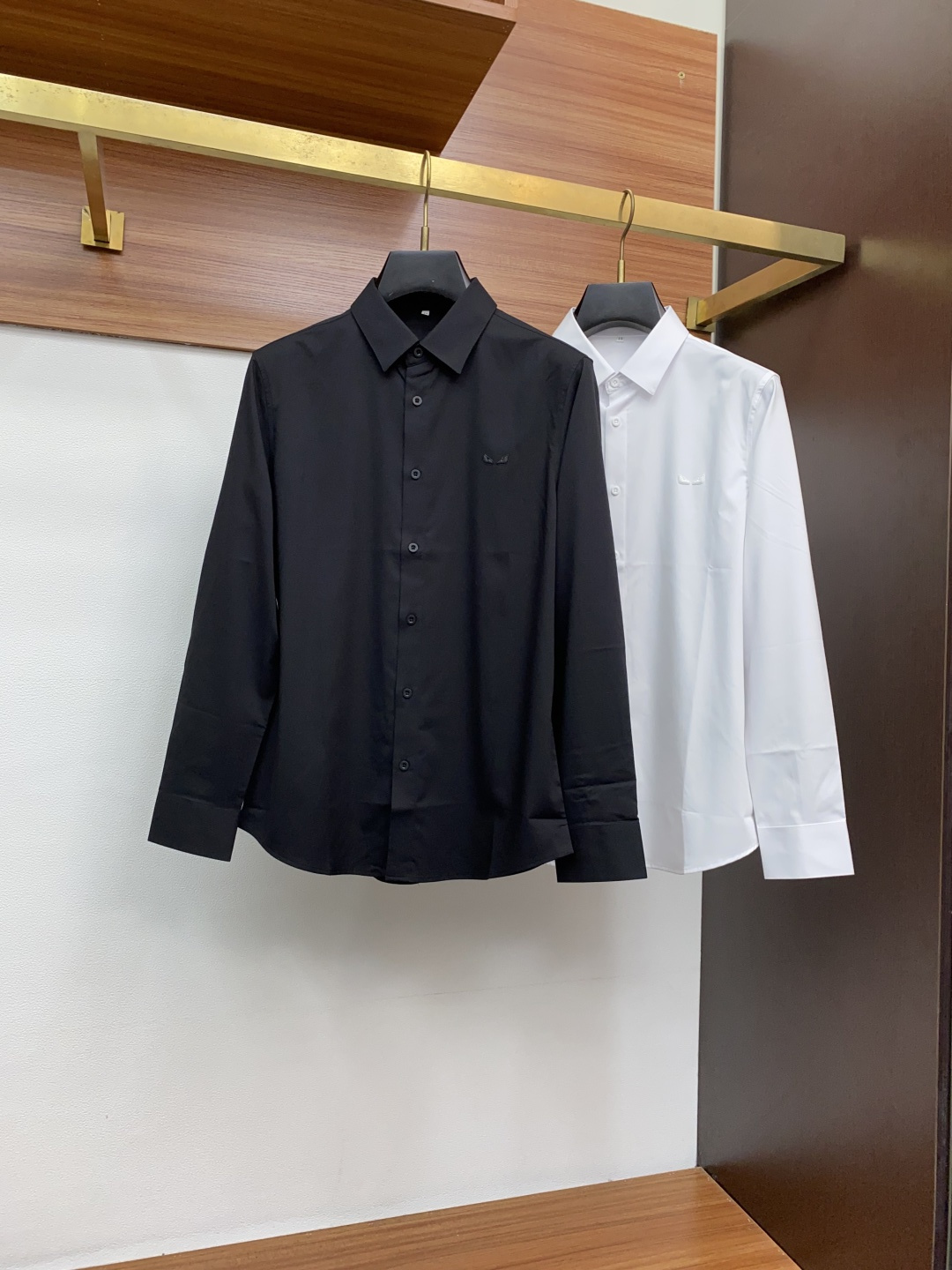  芬迪 2025 男士衬衫，商务休闲修身款衬衣！ 宜商务 宜休闲！限量新款，都市商务气质款！ 衬衫的版型