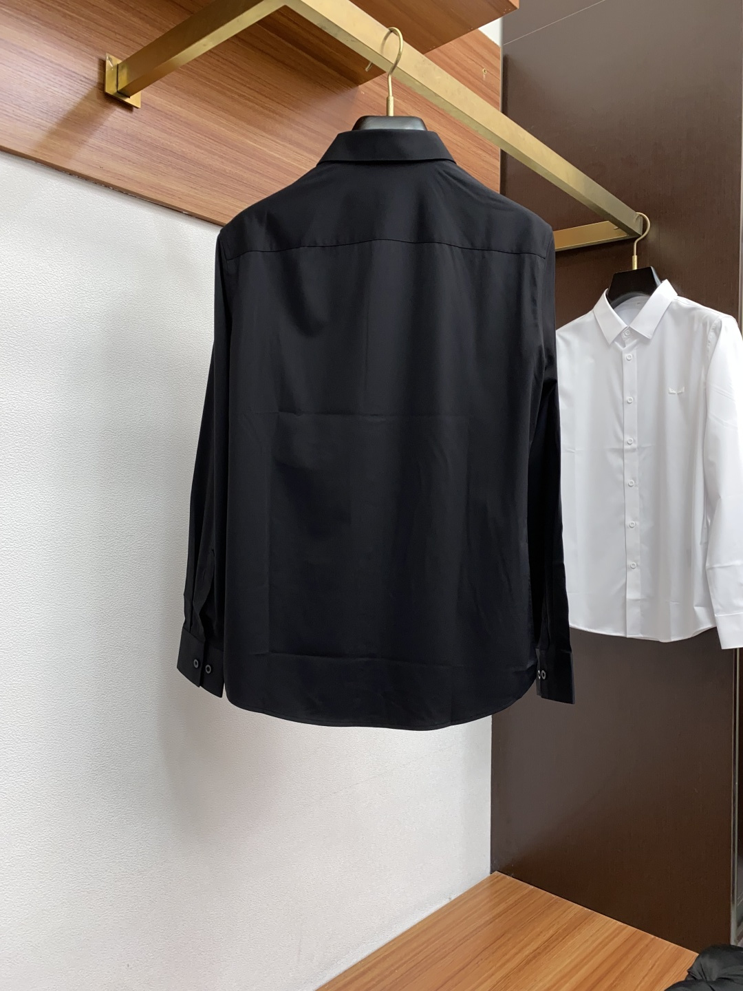  芬迪 2025 男士衬衫，商务休闲修身款衬衣！ 宜商务 宜休闲！限量新款，都市商务气质款！ 衬衫的版型