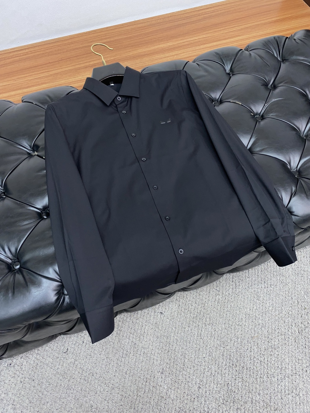  芬迪 2025 男士衬衫，商务休闲修身款衬衣！ 宜商务 宜休闲！限量新款，都市商务气质款！ 衬衫的版型