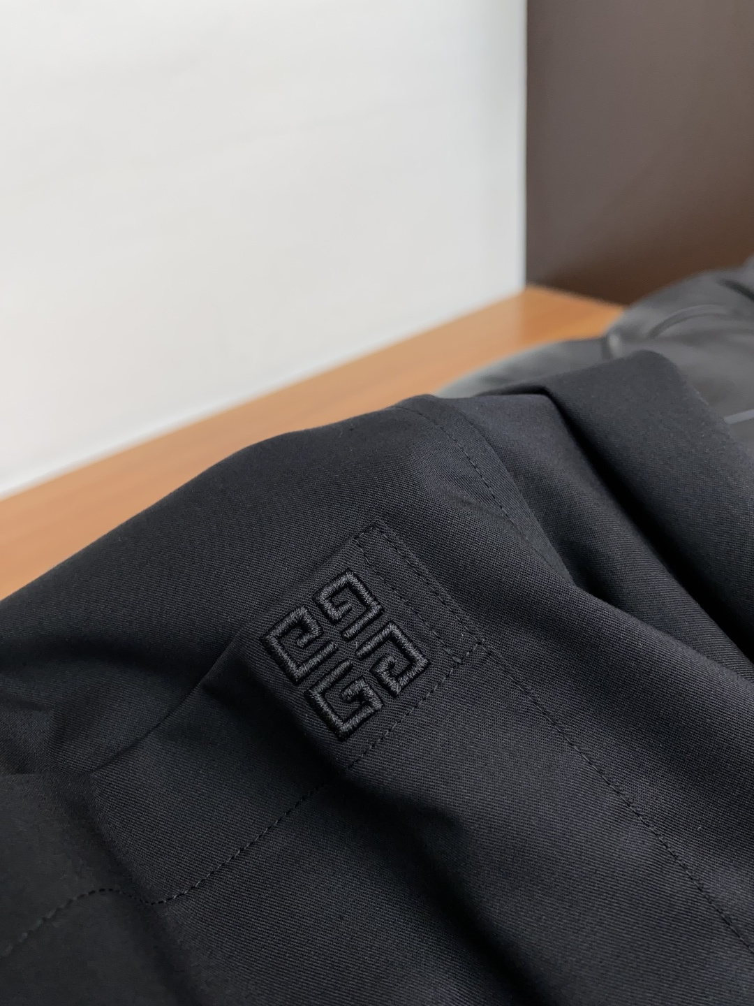  纪梵希 2025 男士衬衫，商务休闲修身款衬衣！ 宜商务 宜休闲！限量新款，都市商务气质款！ 衬衫的版