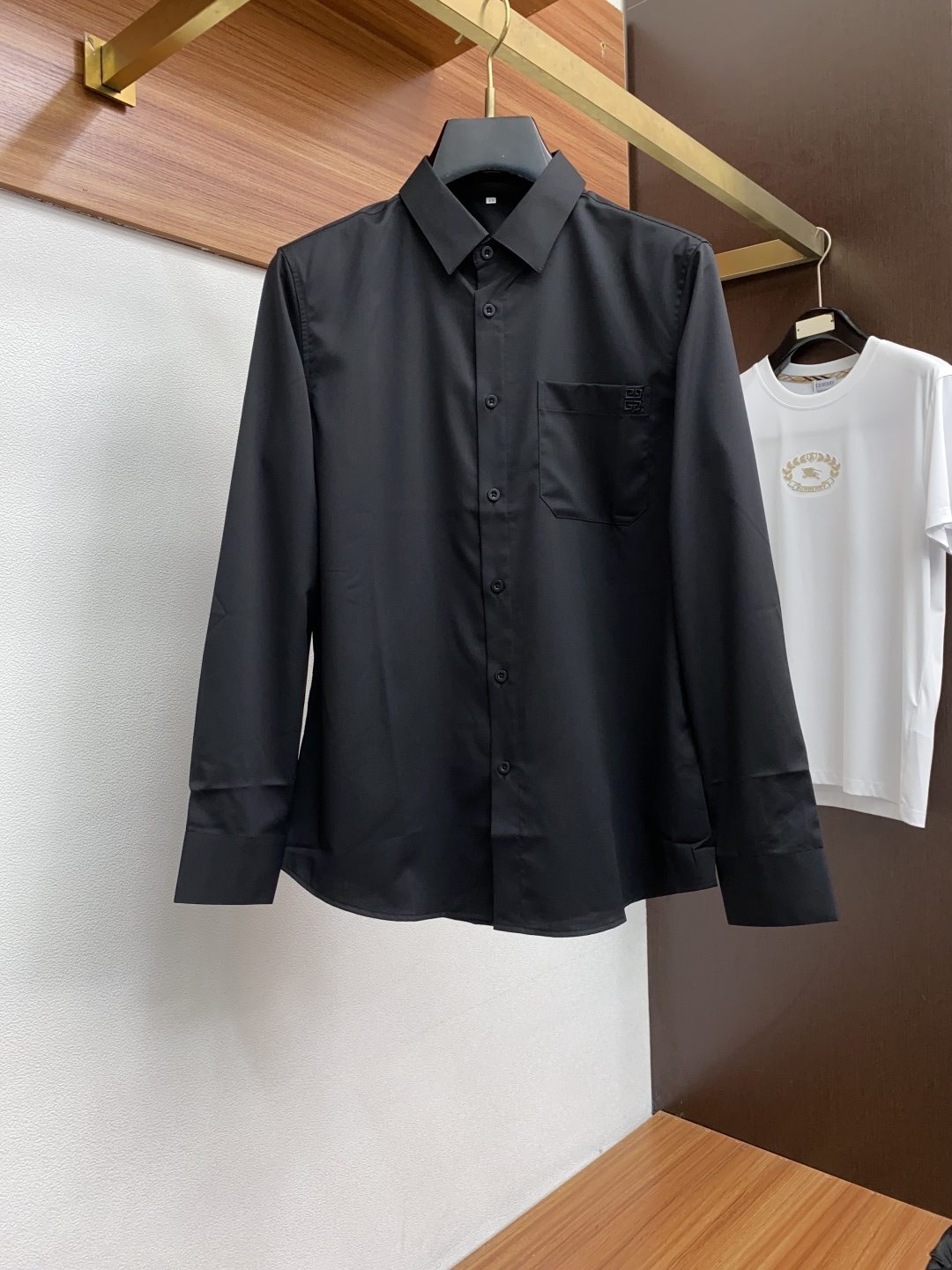  纪梵希 2025 男士衬衫，商务休闲修身款衬衣！ 宜商务 宜休闲！限量新款，都市商务气质款！ 衬衫的版