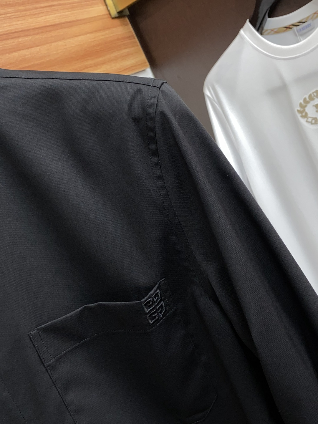  纪梵希 2025 男士衬衫，商务休闲修身款衬衣！ 宜商务 宜休闲！限量新款，都市商务气质款！ 衬衫的版