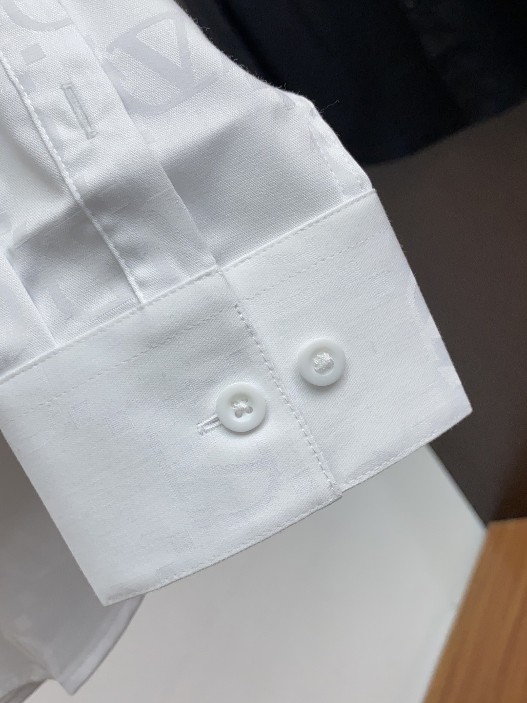  VT 2025 男士衬衫，商务休闲修身款衬衣！ 宜商务 宜休闲！限量新款，都市商务气质款！ 衬衫的版型