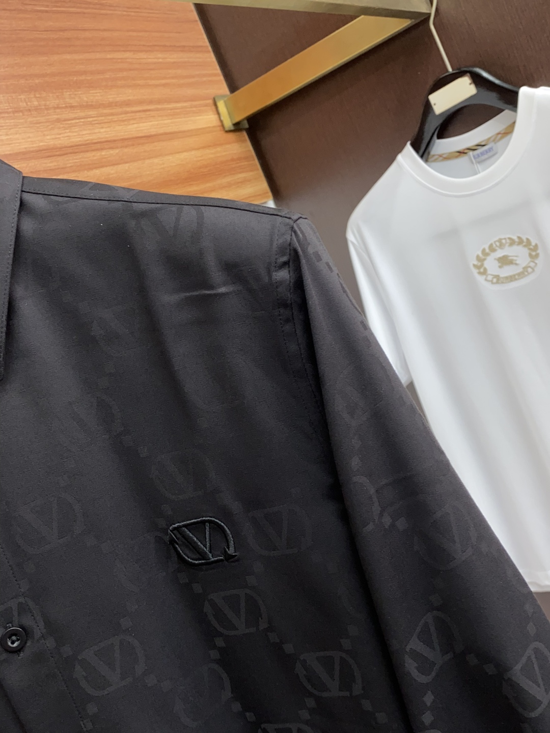  VT 2025 男士衬衫，商务休闲修身款衬衣！ 宜商务 宜休闲！限量新款，都市商务气质款！ 衬衫的版型