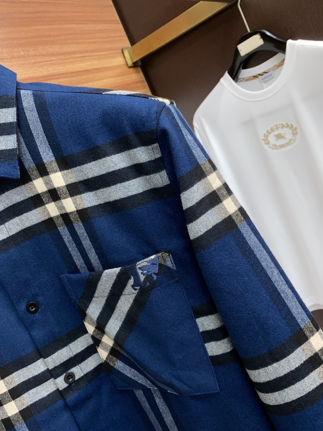  巴宝莉 2025 男士衬衫，商务休闲修身款衬衣！ 宜商务 宜休闲！限量新款，都市商务气质款！ 衬衫的版