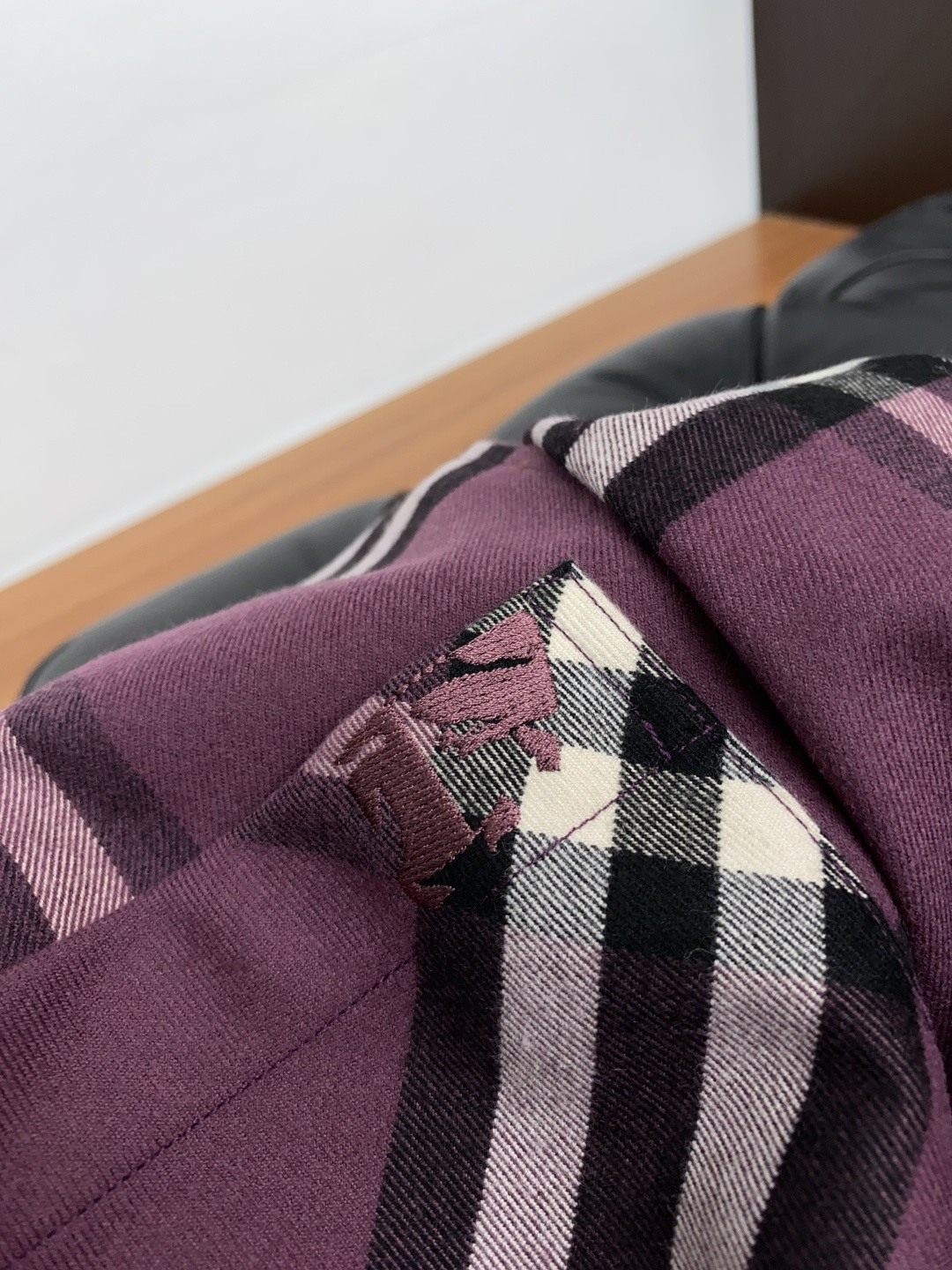  巴宝莉  2025 男士绒面衬衫，商务休闲修身款衬衣！ 宜商务 宜休闲！限量新款，都市商务气质款！ 衬