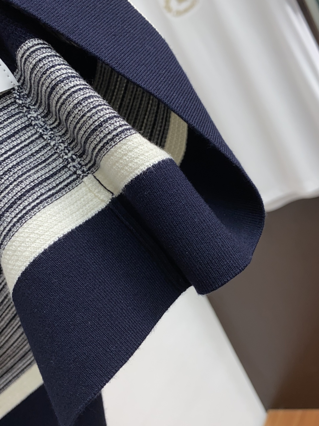  lP🆕 诺悠翩雅 家族男士高端简约翻领加厚针织毛衣短袖 ，香港洋行渠道货，纯正血统品质，25年秋冬 新