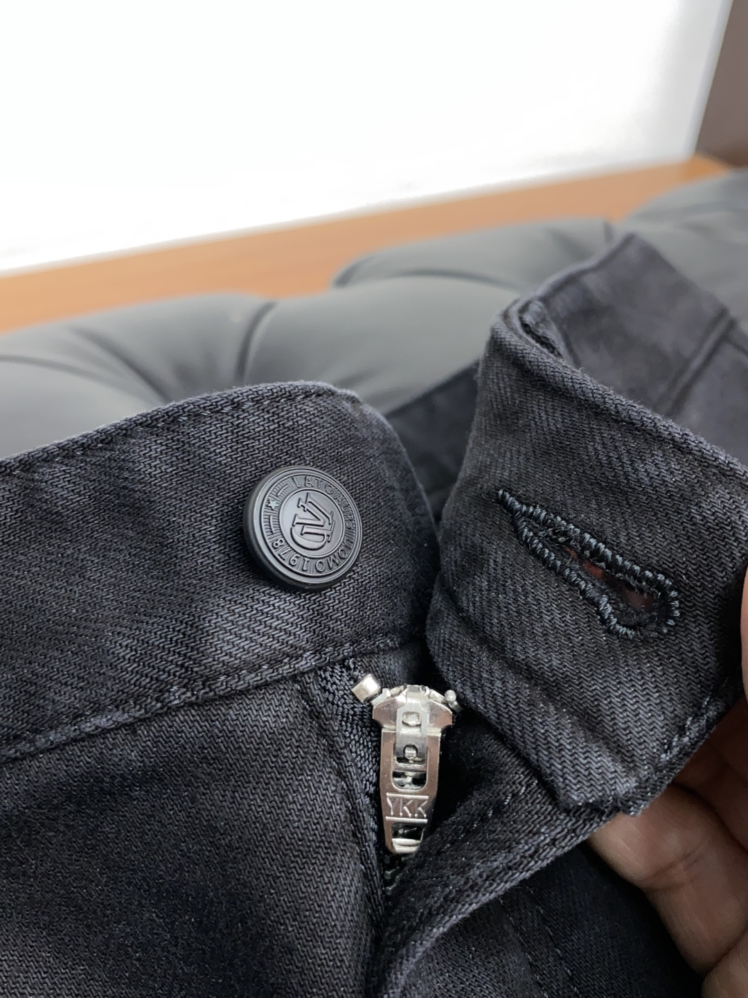  阿玛尼 25ss秋冬 新款 男士小直筒原单 牛仔裤 秋冬新款超柔软，弹力面料，复杂的手工艺叠加，任何一