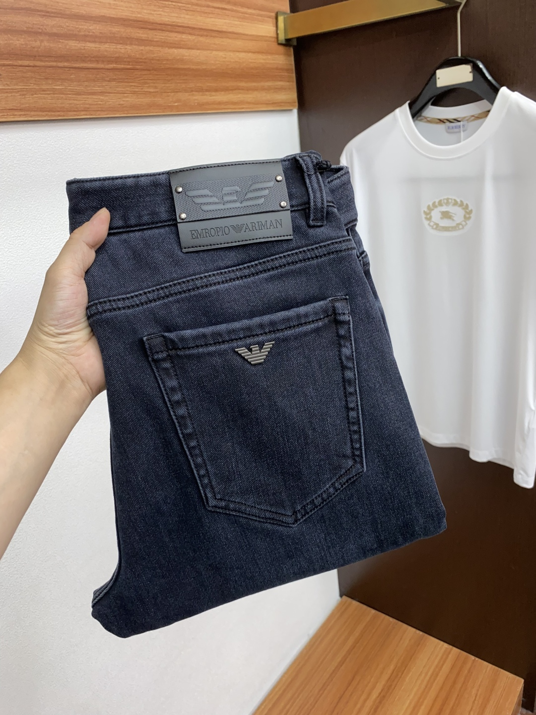  阿玛尼 25ss秋冬 新款 男士小直筒原单 牛仔裤 秋冬新款超柔软，弹力面料，复杂的手工艺叠加，任何一