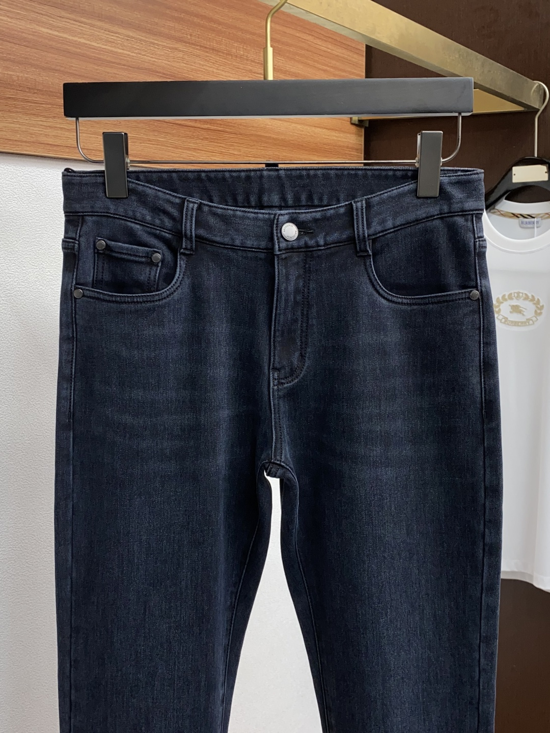  阿玛尼 25ss秋冬 新款 男士小直筒原单 牛仔裤 秋冬新款超柔软，弹力面料，复杂的手工艺叠加，任何一