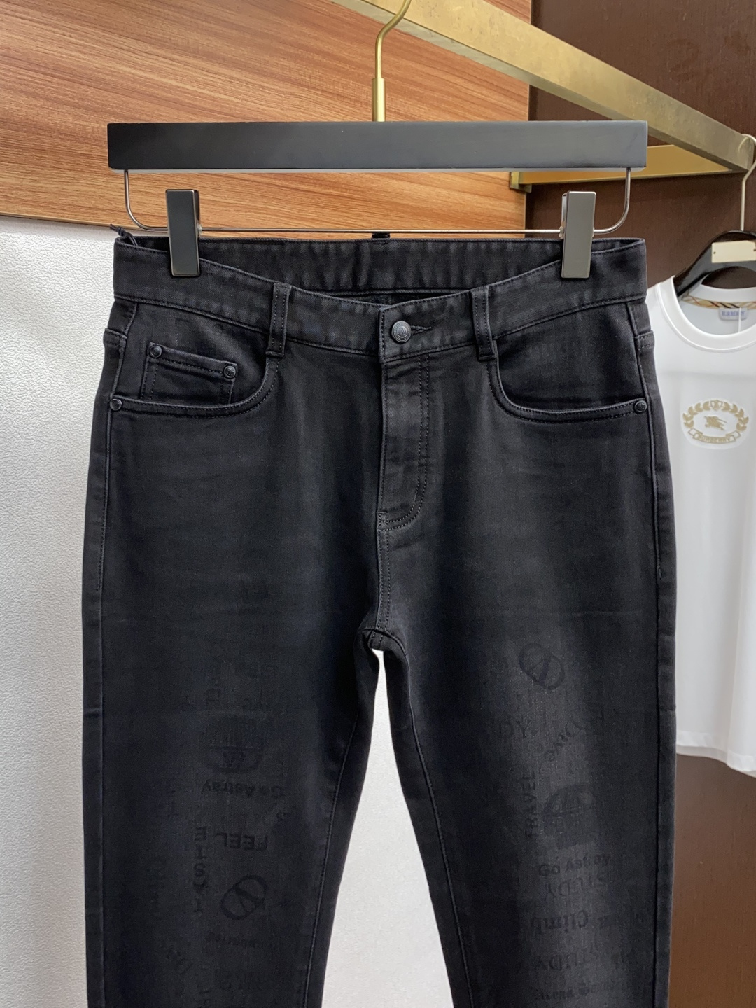 阿玛尼 25ss秋冬 新款 男士小直筒原单 牛仔裤 秋冬新款超柔软，弹力面料，复杂的手工艺叠加，任何一个