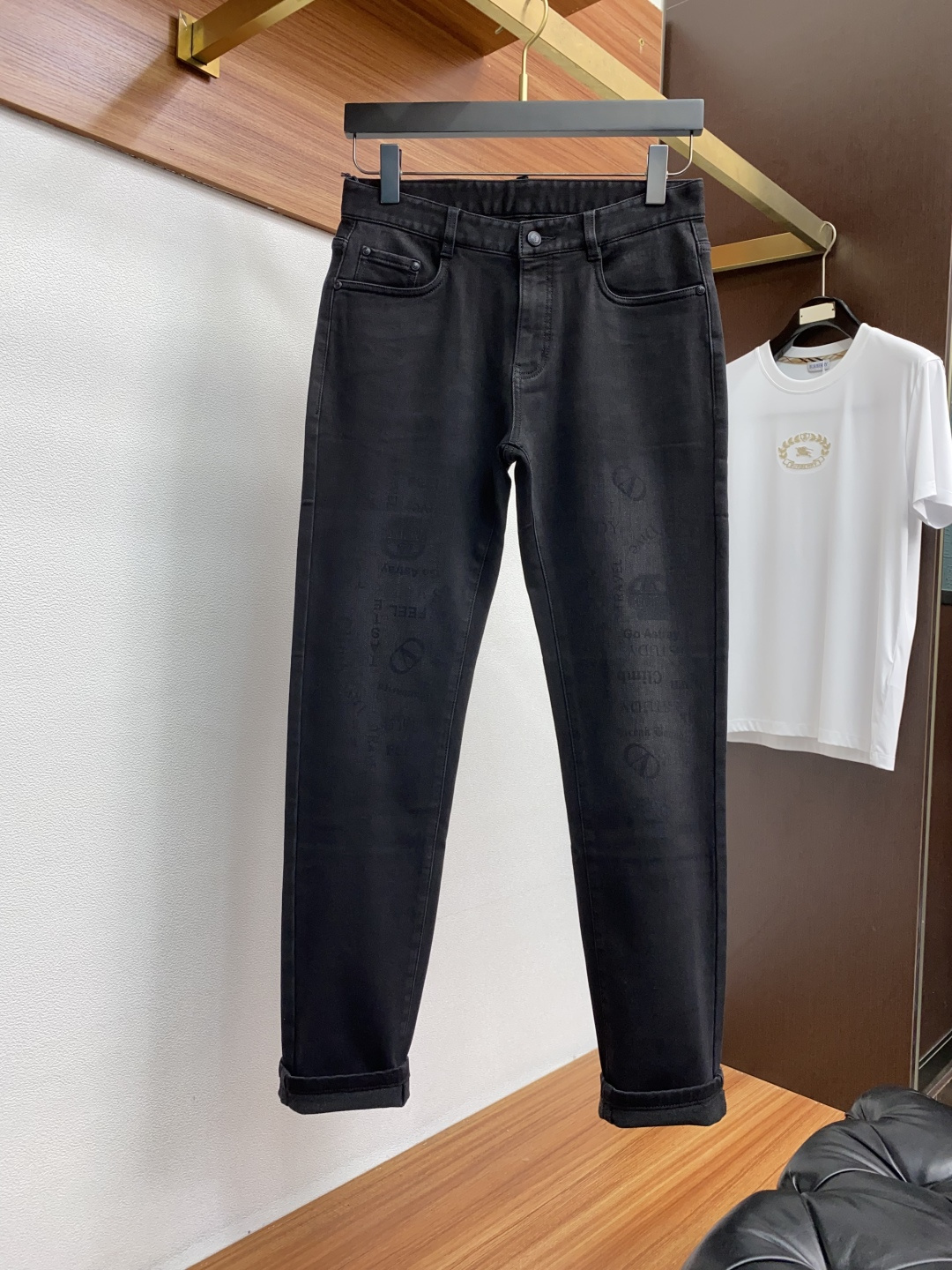 阿玛尼 25ss秋冬 新款 男士小直筒原单 牛仔裤 秋冬新款超柔软，弹力面料，复杂的手工艺叠加，任何一个