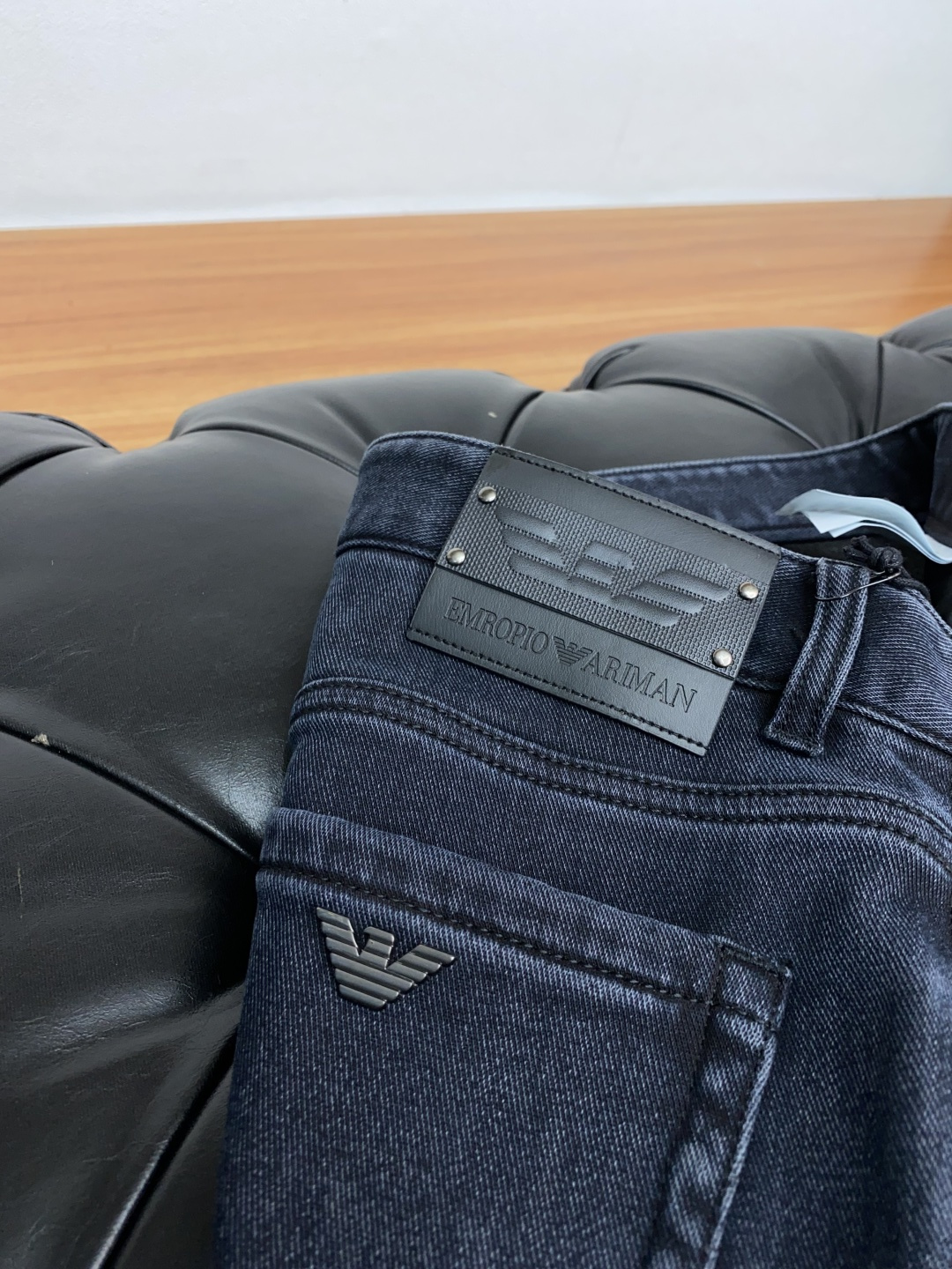 阿玛尼 25ss秋冬 新款 男士小直筒原单 牛仔裤 秋冬新款超柔软，弹力面料，复杂的手工艺叠加，任何一