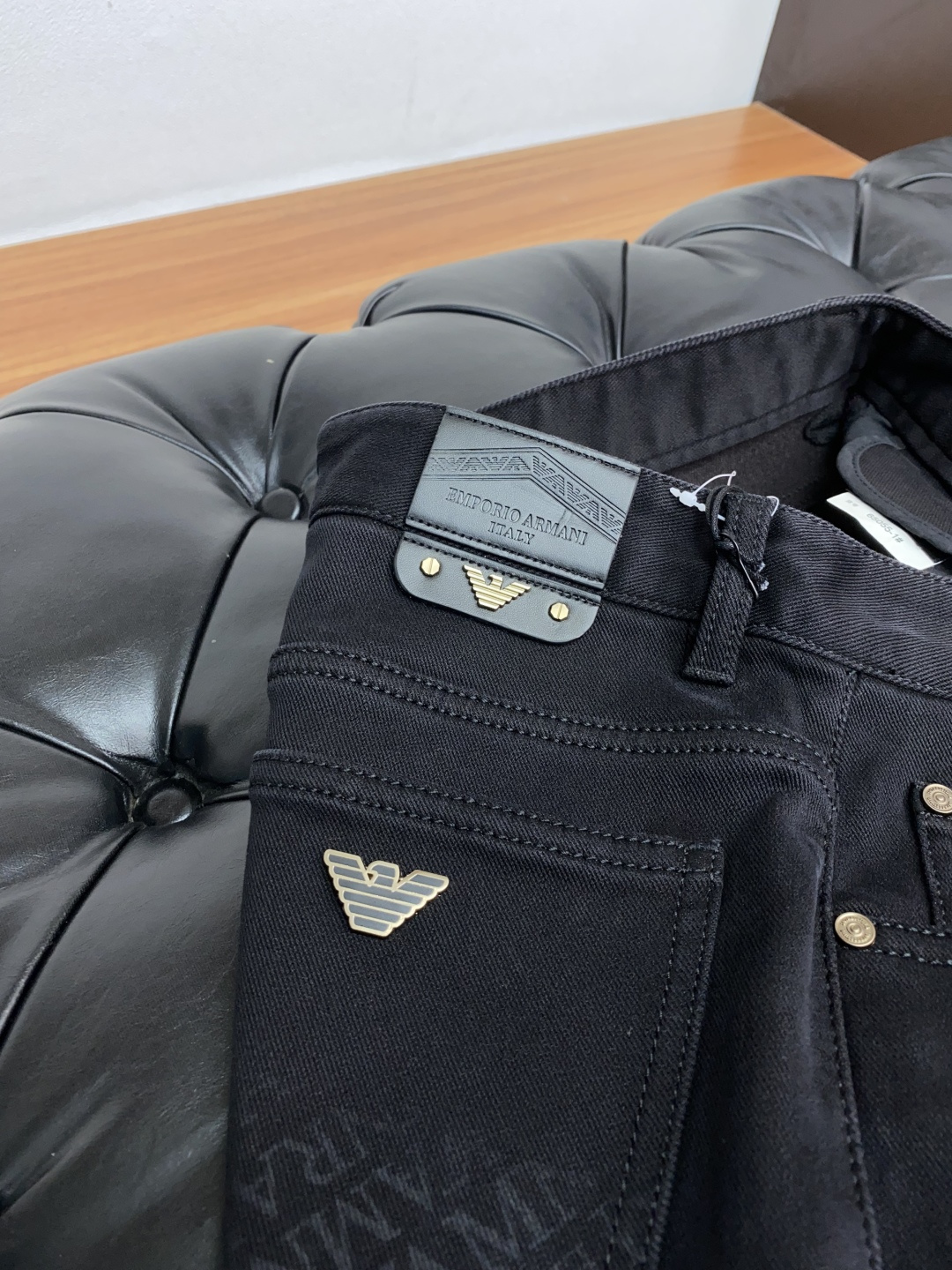 阿玛尼 25ss秋冬 新款 男士小直筒原单 牛仔裤 秋冬新款超柔软，弹力面料，复杂的手工艺叠加，任何一个