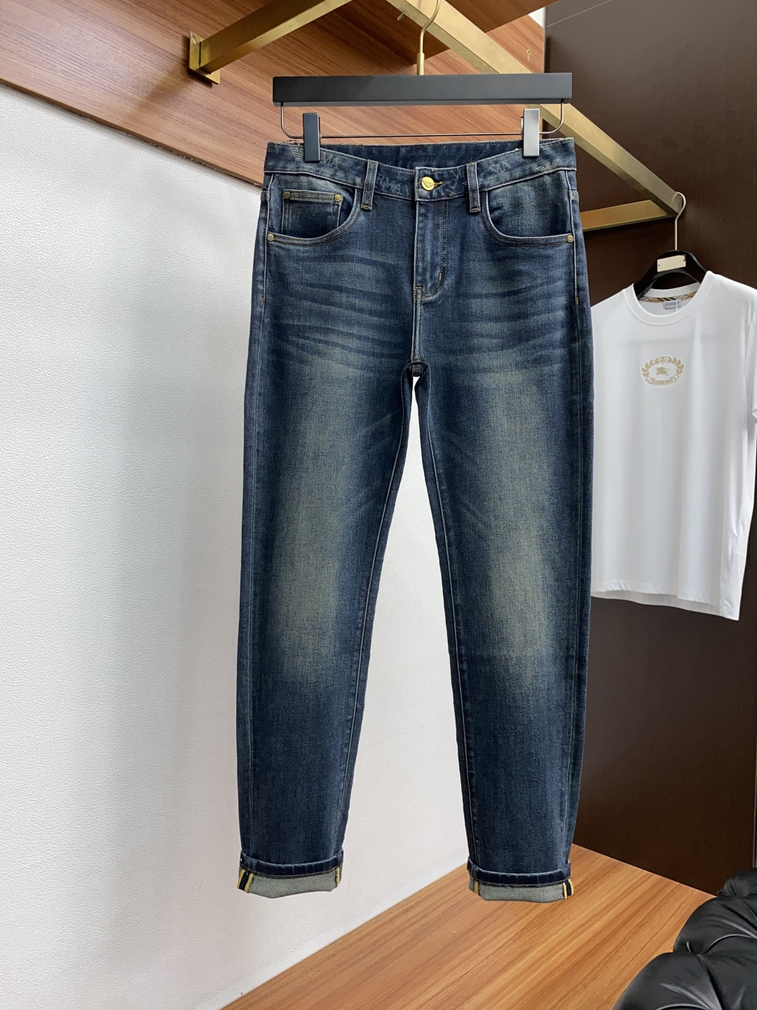  阿玛尼 25ss秋冬 新款 男士小直筒原单 牛仔裤 秋冬新款超柔软，弹力面料，复杂的手工艺叠加，任何一