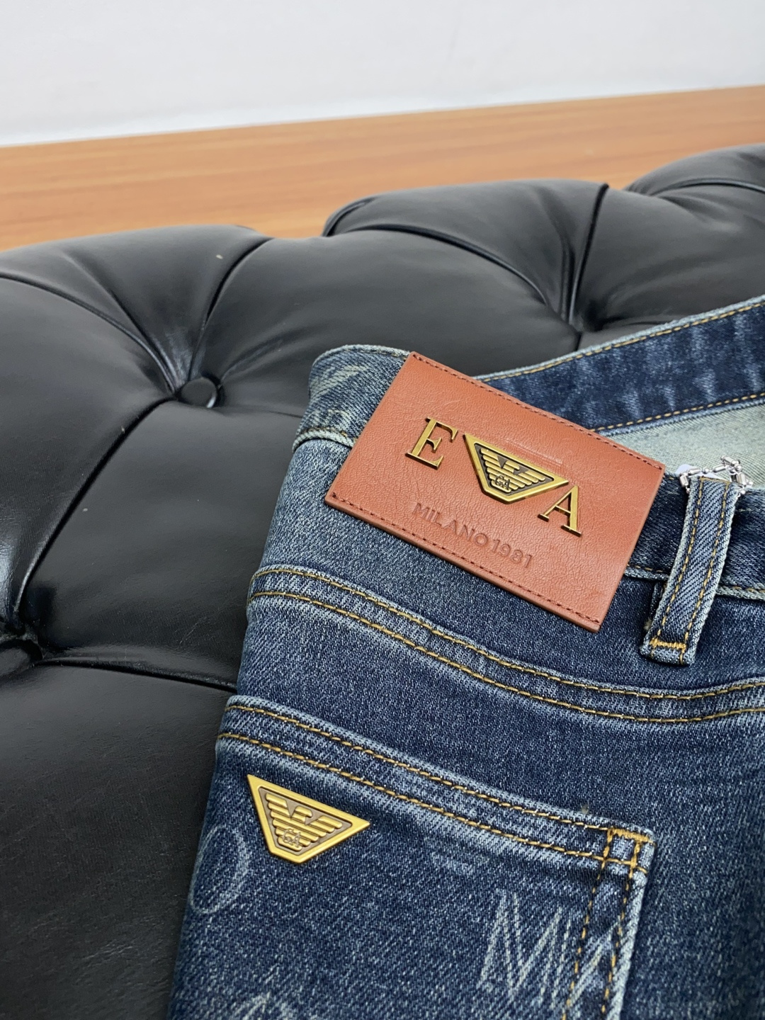  阿玛尼 25ss秋冬 新款 男士小直筒原单 牛仔裤 秋冬新款超柔软，弹力面料，复杂的手工艺叠加，任何一