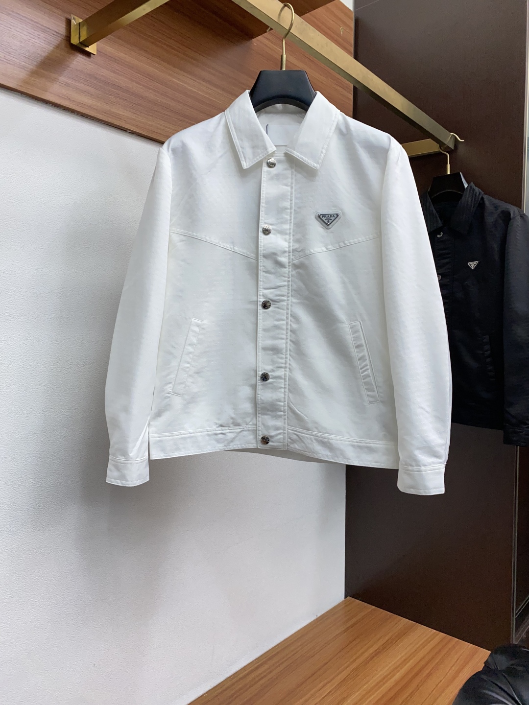 Prada Witte Jas - Modern, Technisch, en Stijlvol voor Dames, Herfst/Winter 2025