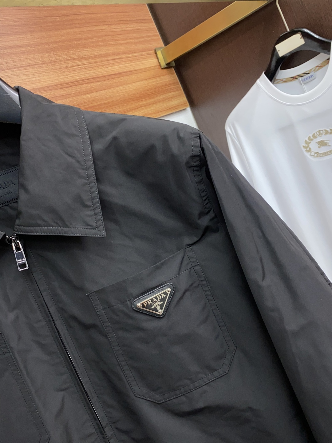 普拉达 25ss最新品 经典夹克外套，设计帅气有型！百搭必备单品，时尚潮牌， 轻松营造酷帅氛围感 ，高级