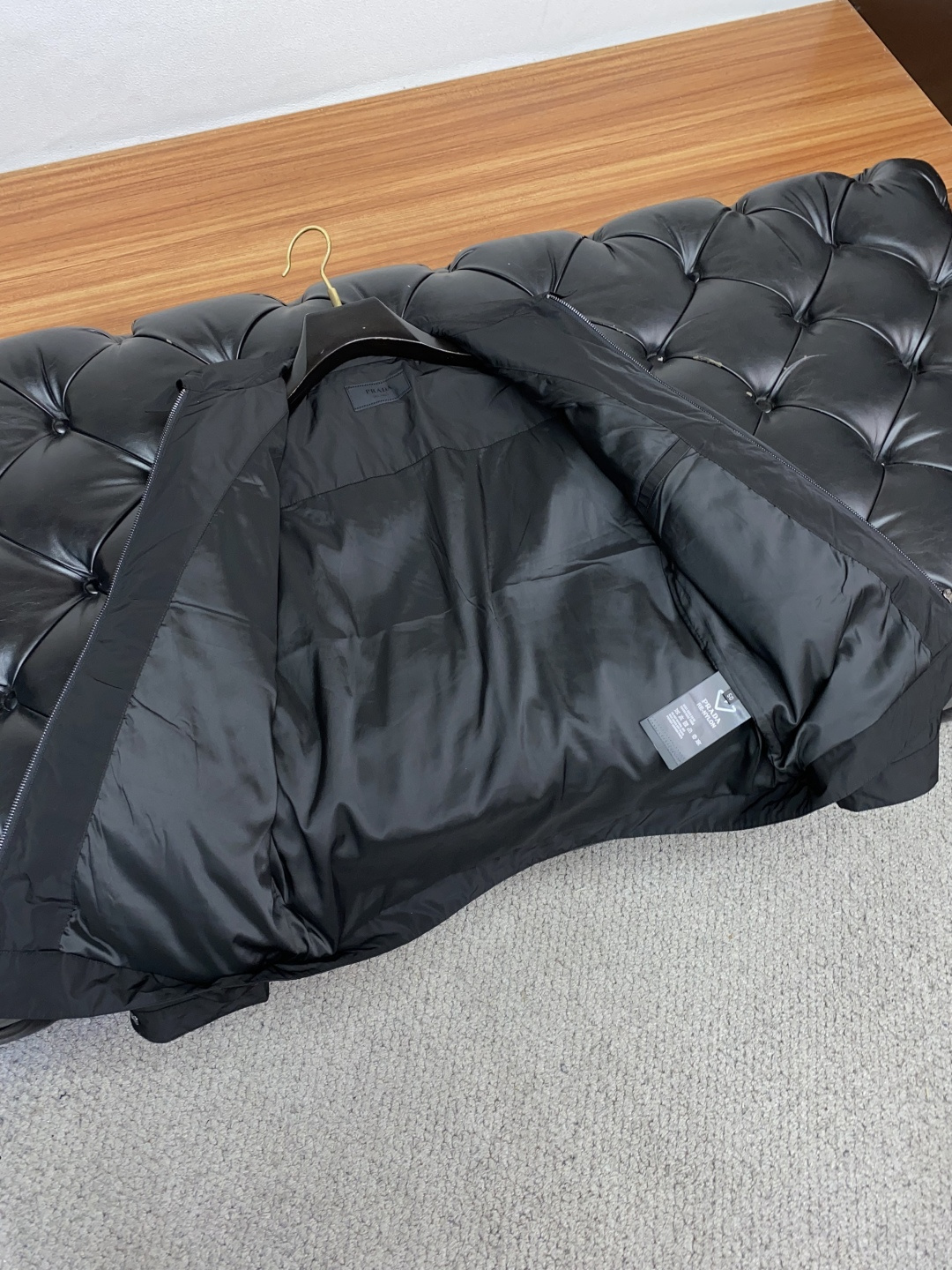 普拉达 25ss最新品 经典夹克外套，设计帅气有型！百搭必备单品，时尚潮牌， 轻松营造酷帅氛围感 ，高级