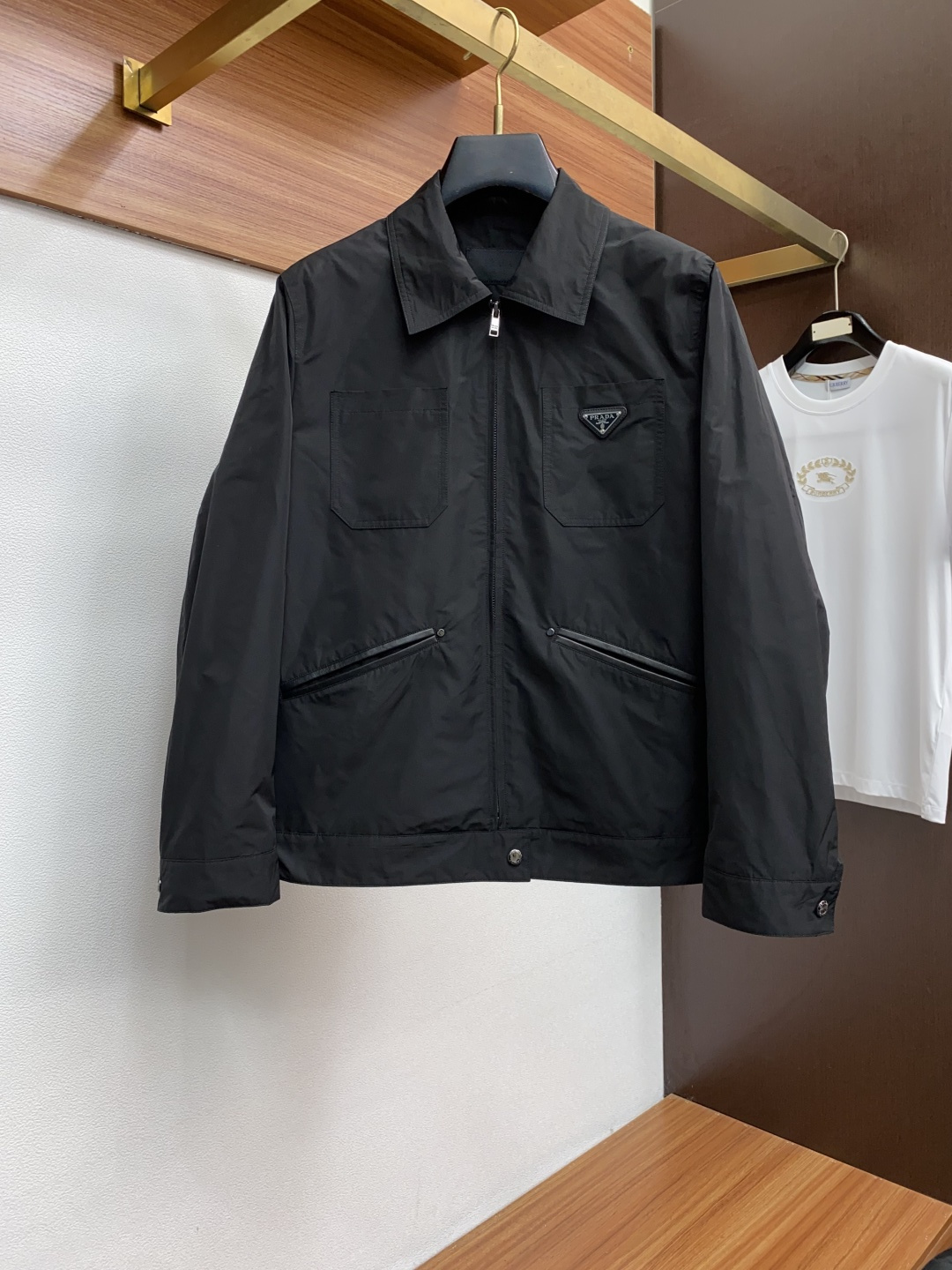 普拉达 25ss最新品 经典夹克外套，设计帅气有型！百搭必备单品，时尚潮牌， 轻松营造酷帅氛围感 ，高级