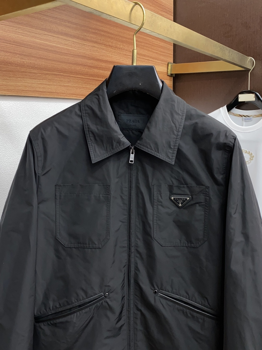 普拉达 25ss最新品 经典夹克外套，设计帅气有型！百搭必备单品，时尚潮牌， 轻松营造酷帅氛围感 ，高级