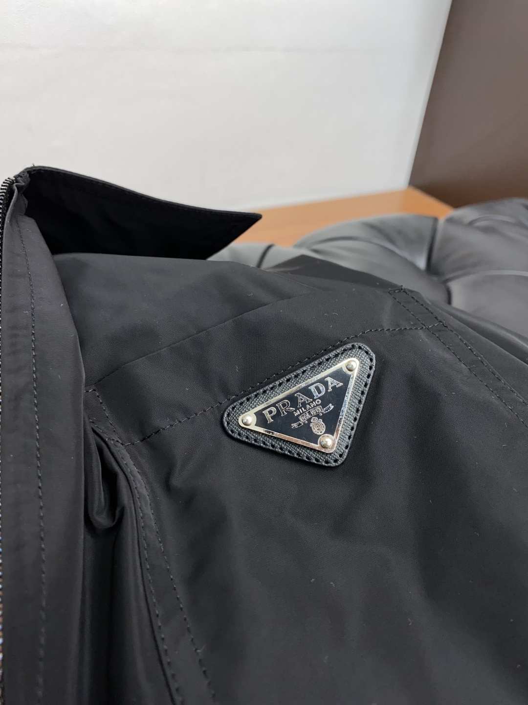 普拉达 25ss最新品 经典夹克外套，设计帅气有型！百搭必备单品，时尚潮牌， 轻松营造酷帅氛围感 ，高级