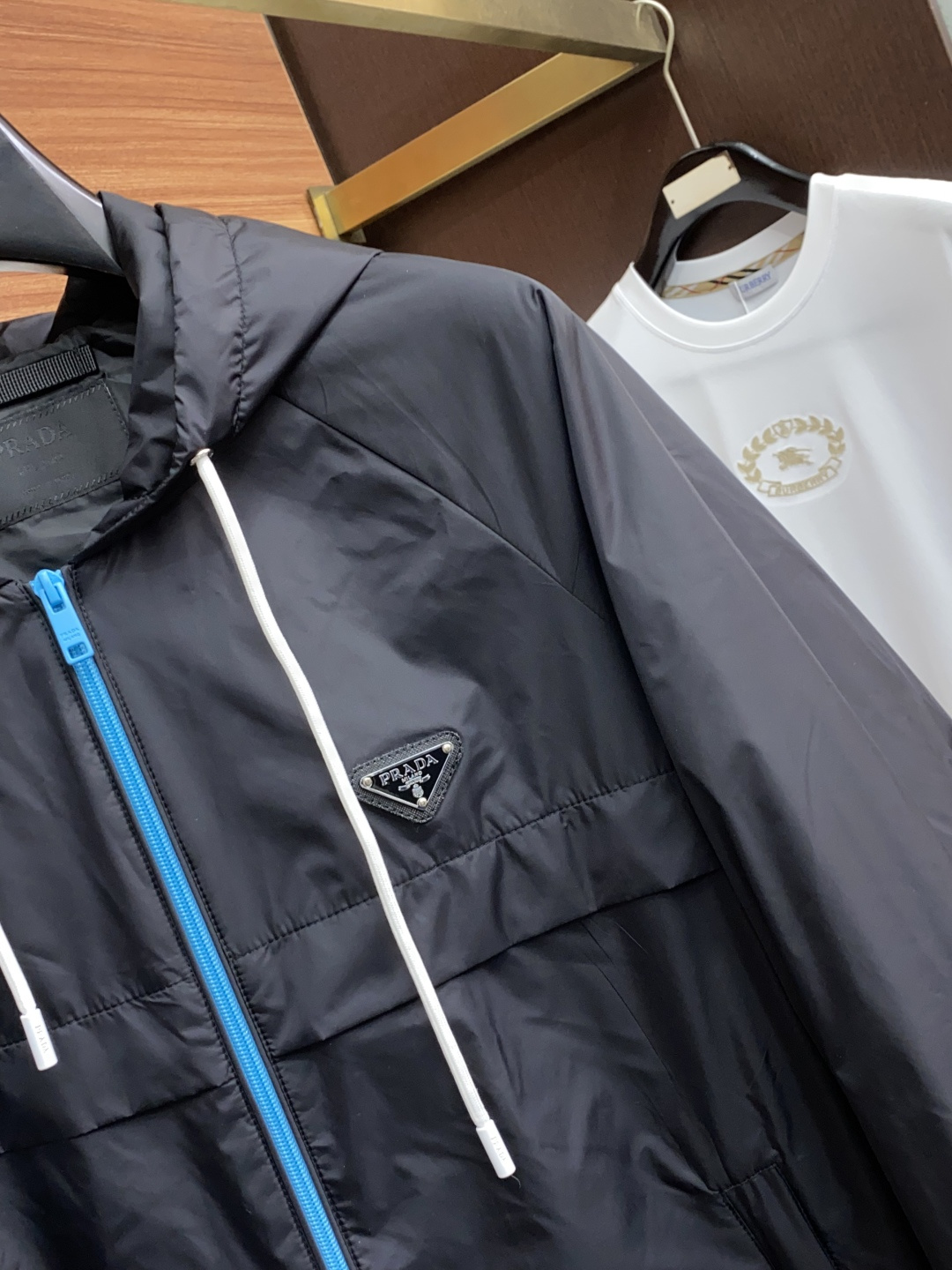 普拉达 25ss最新品 经典夹克外套，设计帅气有型！百搭必备单品，时尚潮牌， 轻松营造酷帅氛围感 ，高级