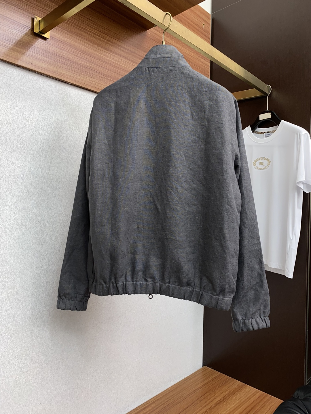 lP🆕 诺悠翩雅 25秋冬新款亚麻飞行员夹克，这款夹克以精选100%亚麻面料制作而成，飞行员夹克突破传统