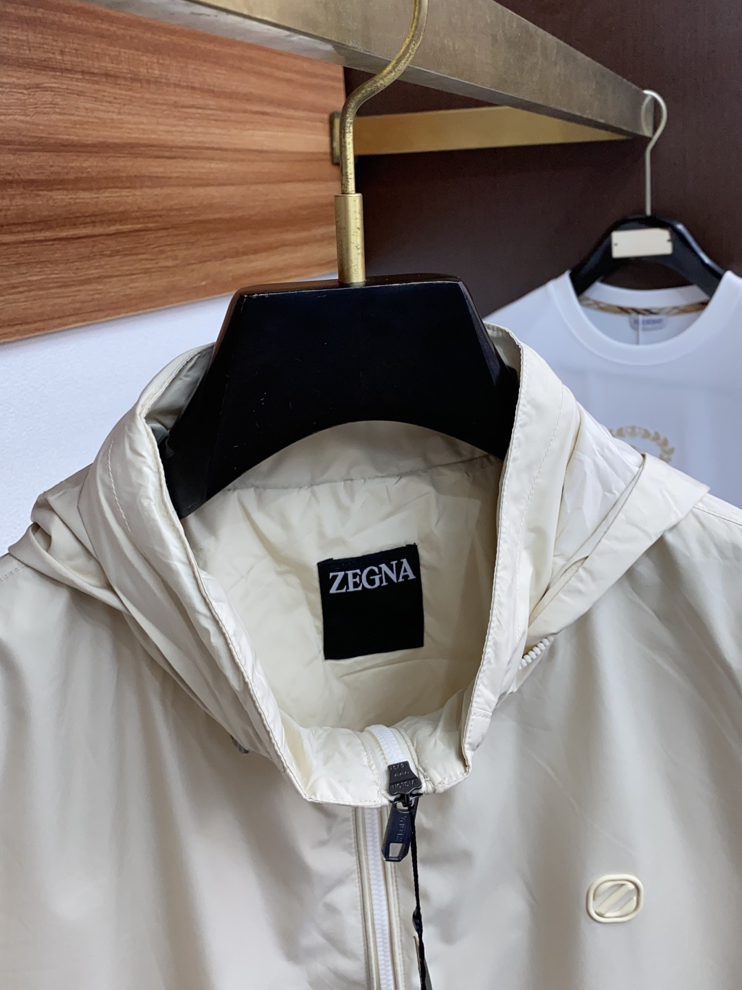 Zegna 杰尼亚 专柜同步有售新款🆕立领夹克，帽子🎩可以隐藏，前面设计硅胶LOGO压胶，原单狠货，时尚