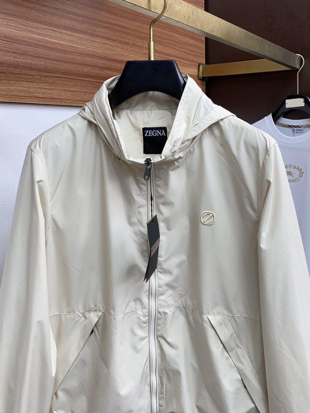 Zegna 杰尼亚 专柜同步有售新款🆕立领夹克，帽子🎩可以隐藏，前面设计硅胶LOGO压胶，原单狠货，时尚