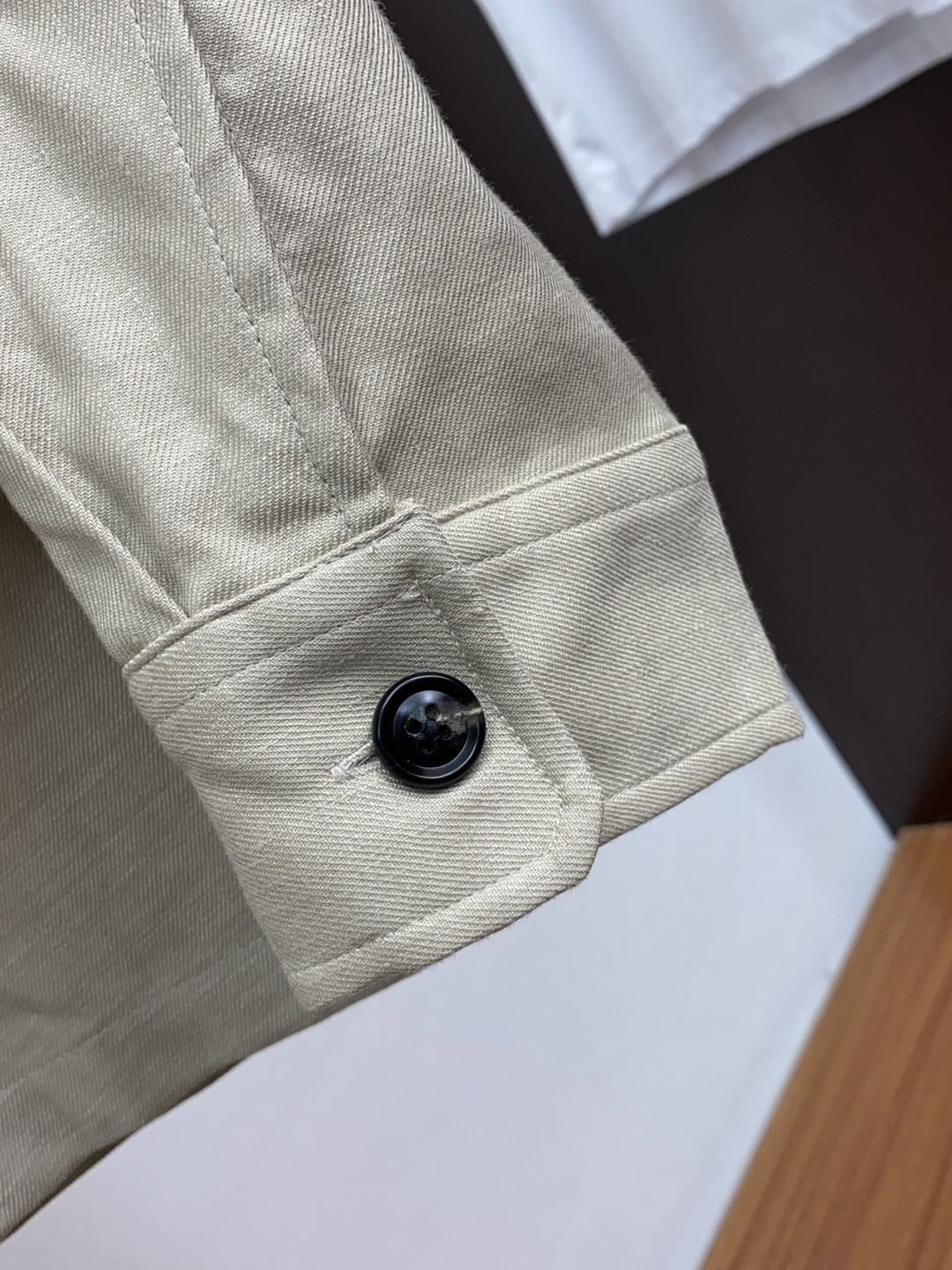 杰尼亚  新款男士衬衫夹克外套，面料采用进口定制100%亚麻，触感极为柔软细腻，细节精湛考究，两侧对称翻