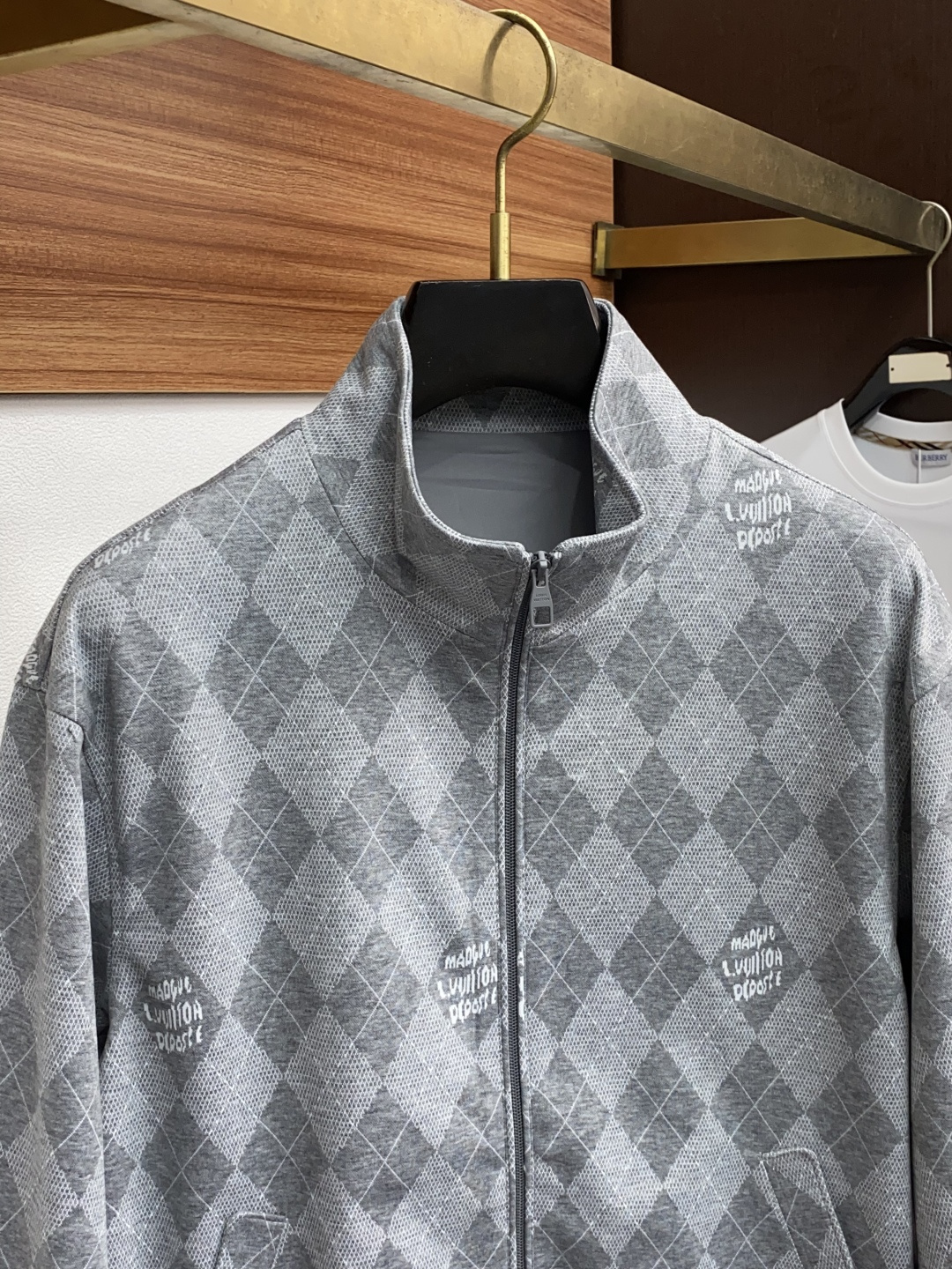 1v路易威登 25ss最新品 经典夹克外套，设计帅气有型！百搭必备单品，时尚潮牌， 轻松营造酷帅氛围感 